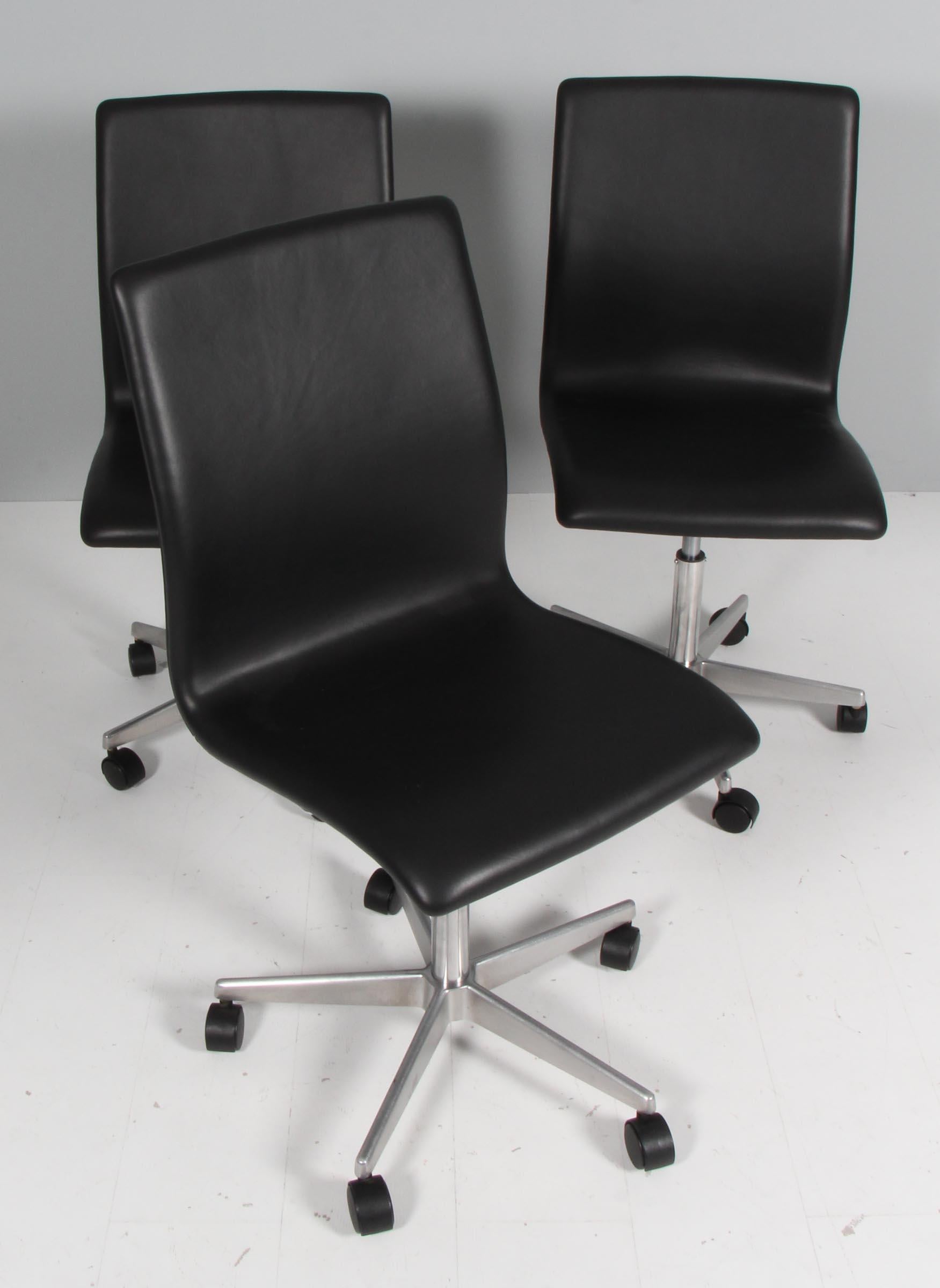 Arne Jacobsen Oxford office chair five star base in aluminum. Turnable and with wheels. With height adjustment

New upholstered with black pure full grain aniline leather.

Made by Fritz Hansen.

Original designed for the Oxford university.