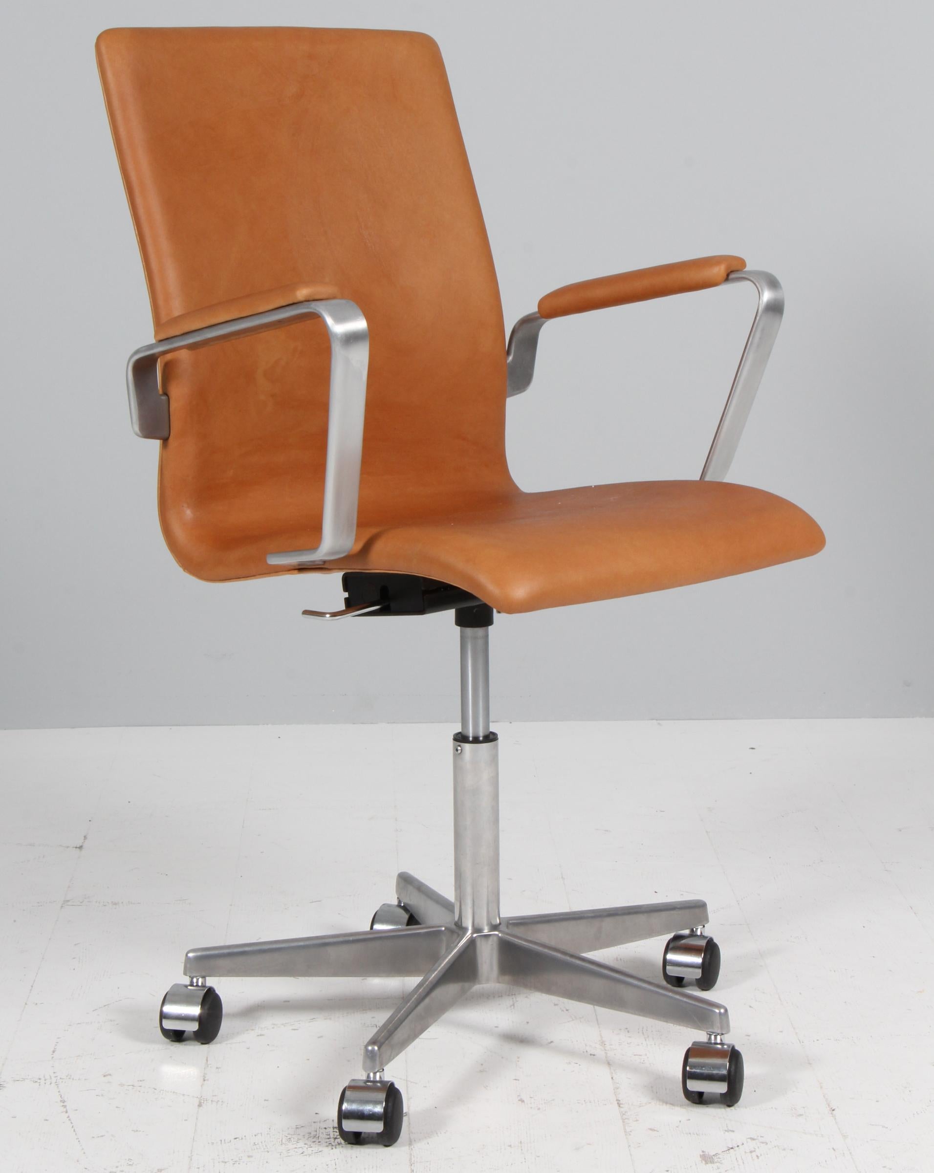 Arne Jacobsen Oxford office armchair five star base in aluminum. Turnable and with wheels. Height adjustment.

New upholstered with vintage aniline leather.

Made by Fritz Hansen.

Original designed for the Oxford university.