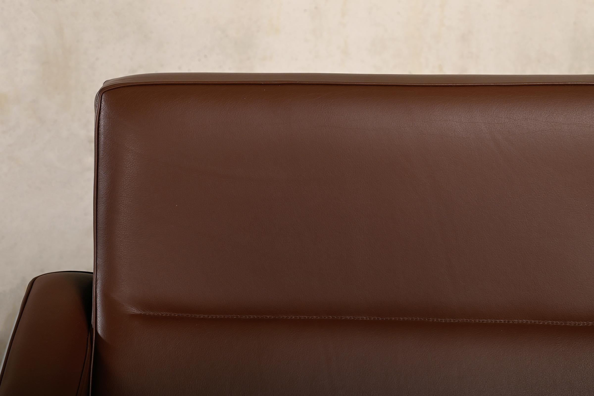 Arne Jacobsen Pair Armchairs 3300 Series in Chestnut leather for Fritz Hansen For Sale 2