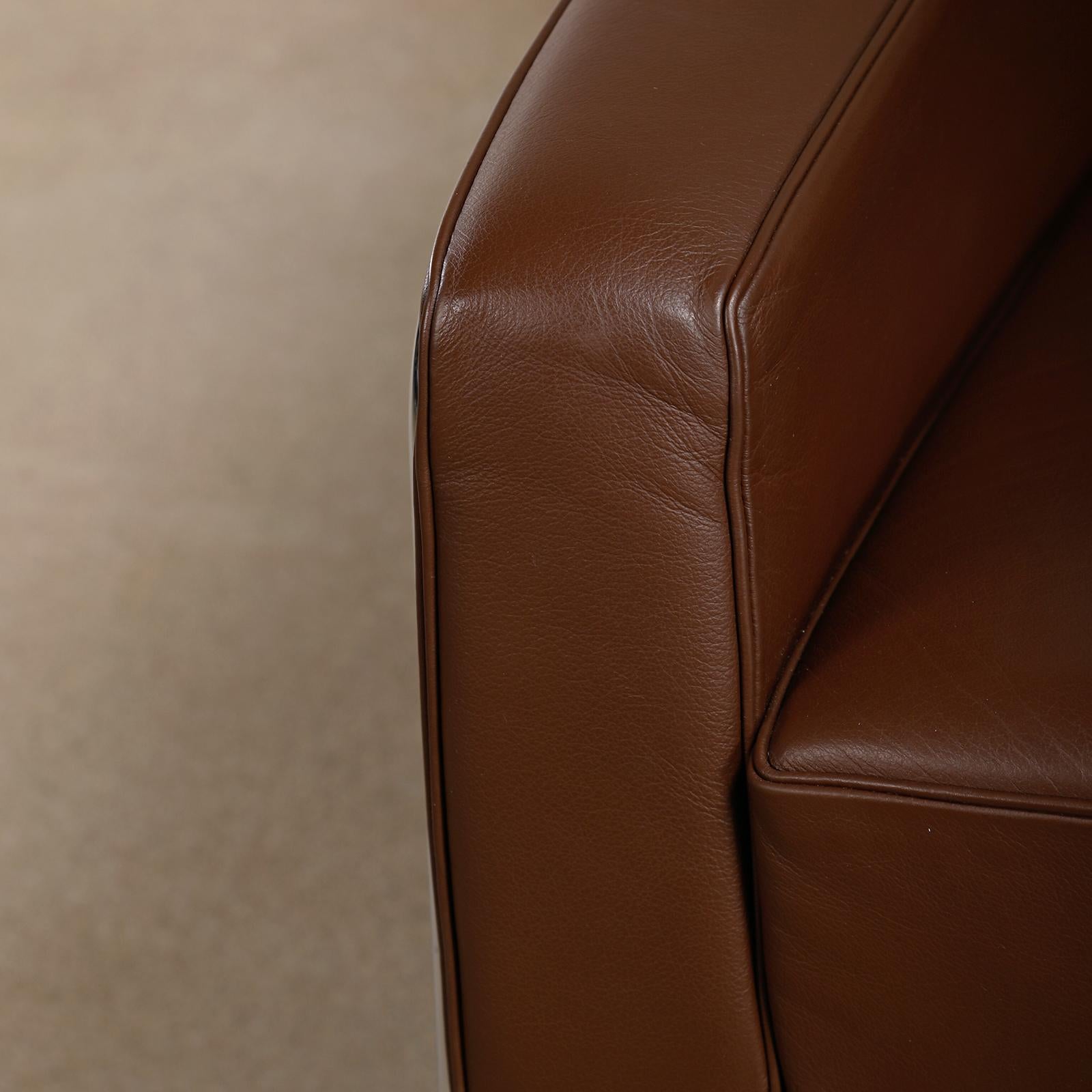 Arne Jacobsen Pair Armchairs 3300 Series in Chestnut leather for Fritz Hansen For Sale 3