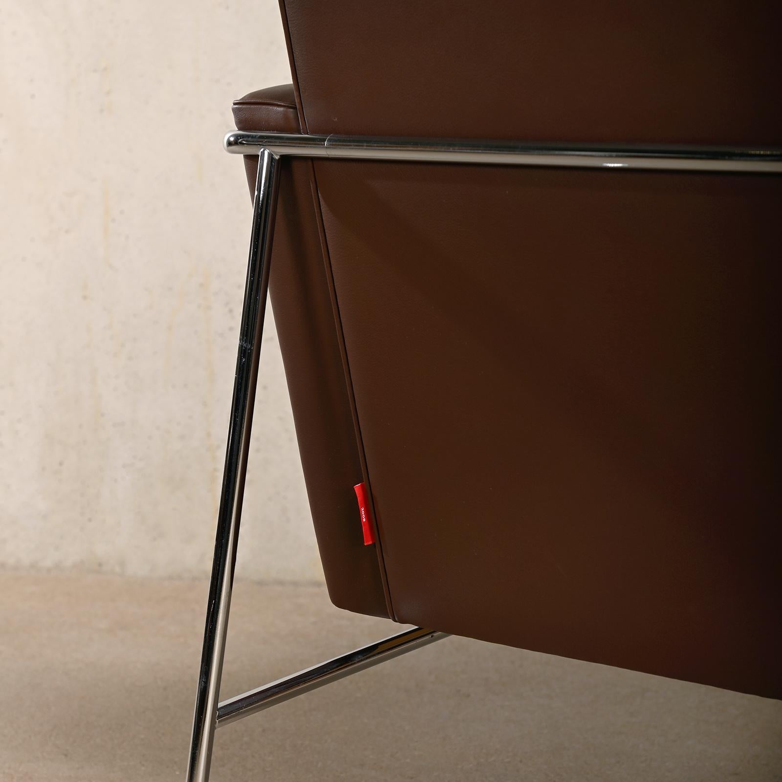 Arne Jacobsen Pair Armchairs 3300 Series in Chestnut leather for Fritz Hansen For Sale 9