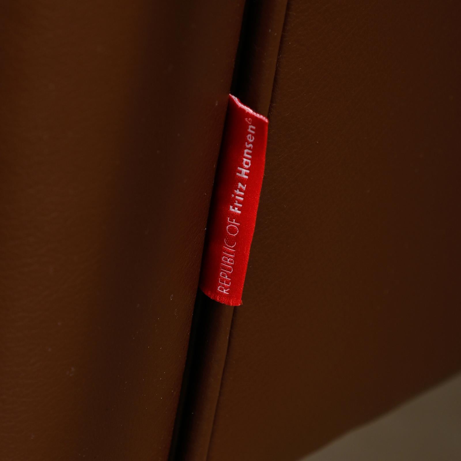 Arne Jacobsen Pair Armchairs 3300 Series in Chestnut leather for Fritz Hansen For Sale 10