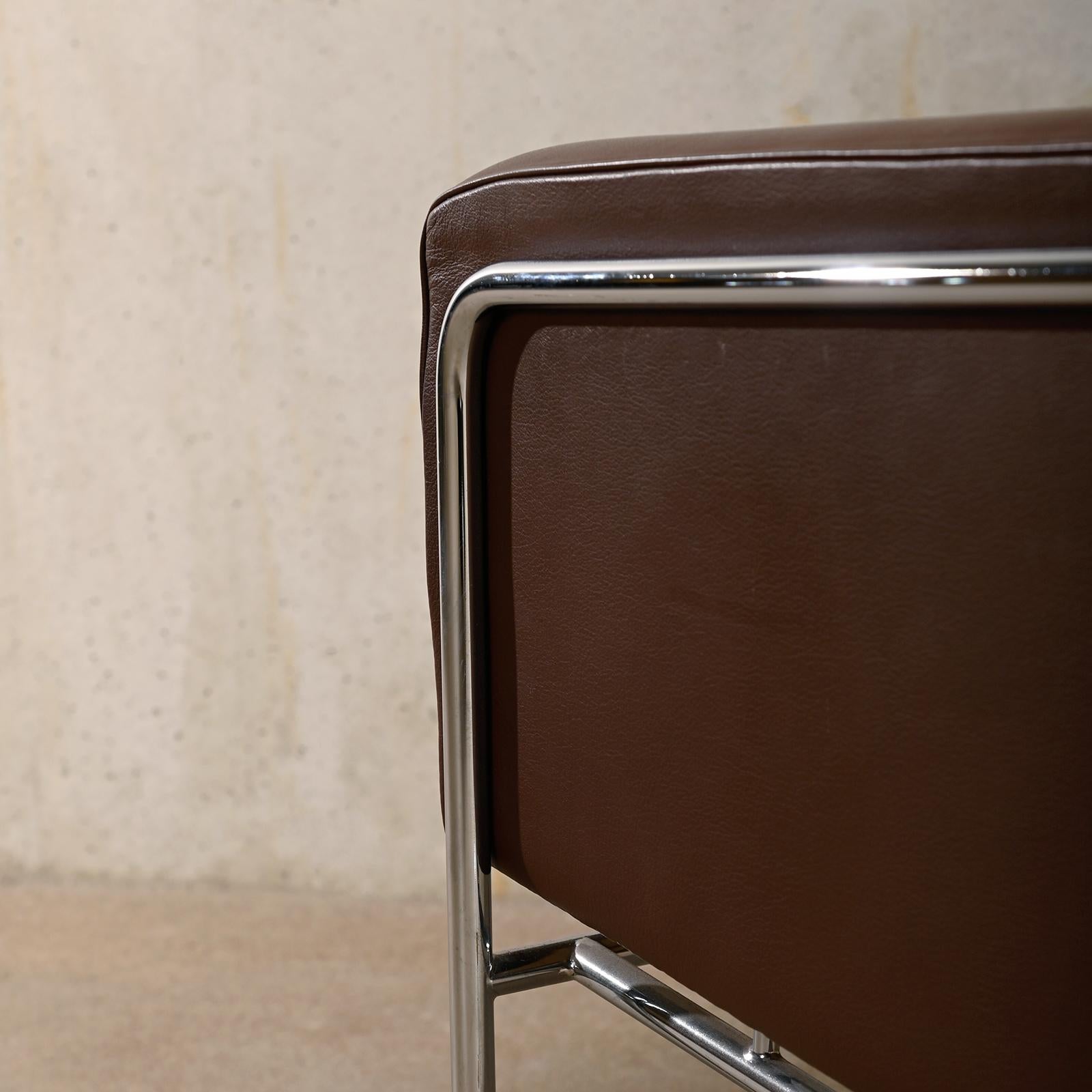 Arne Jacobsen Pair Armchairs 3300 Series in Chestnut leather for Fritz Hansen For Sale 11