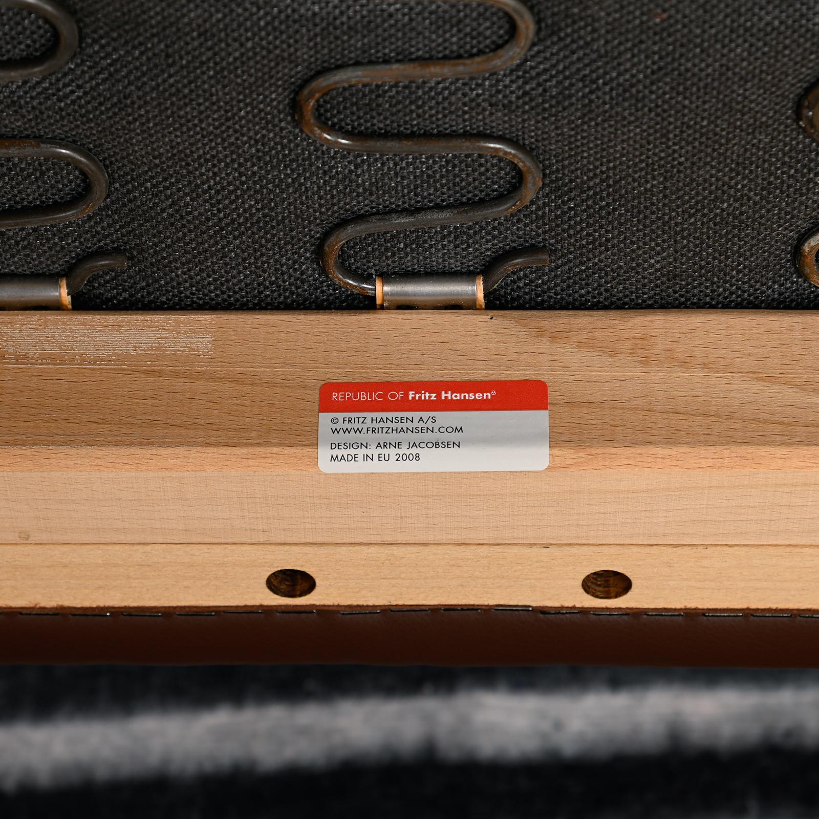 Arne Jacobsen Pair Armchairs 3300 Series in Chestnut leather for Fritz Hansen For Sale 13
