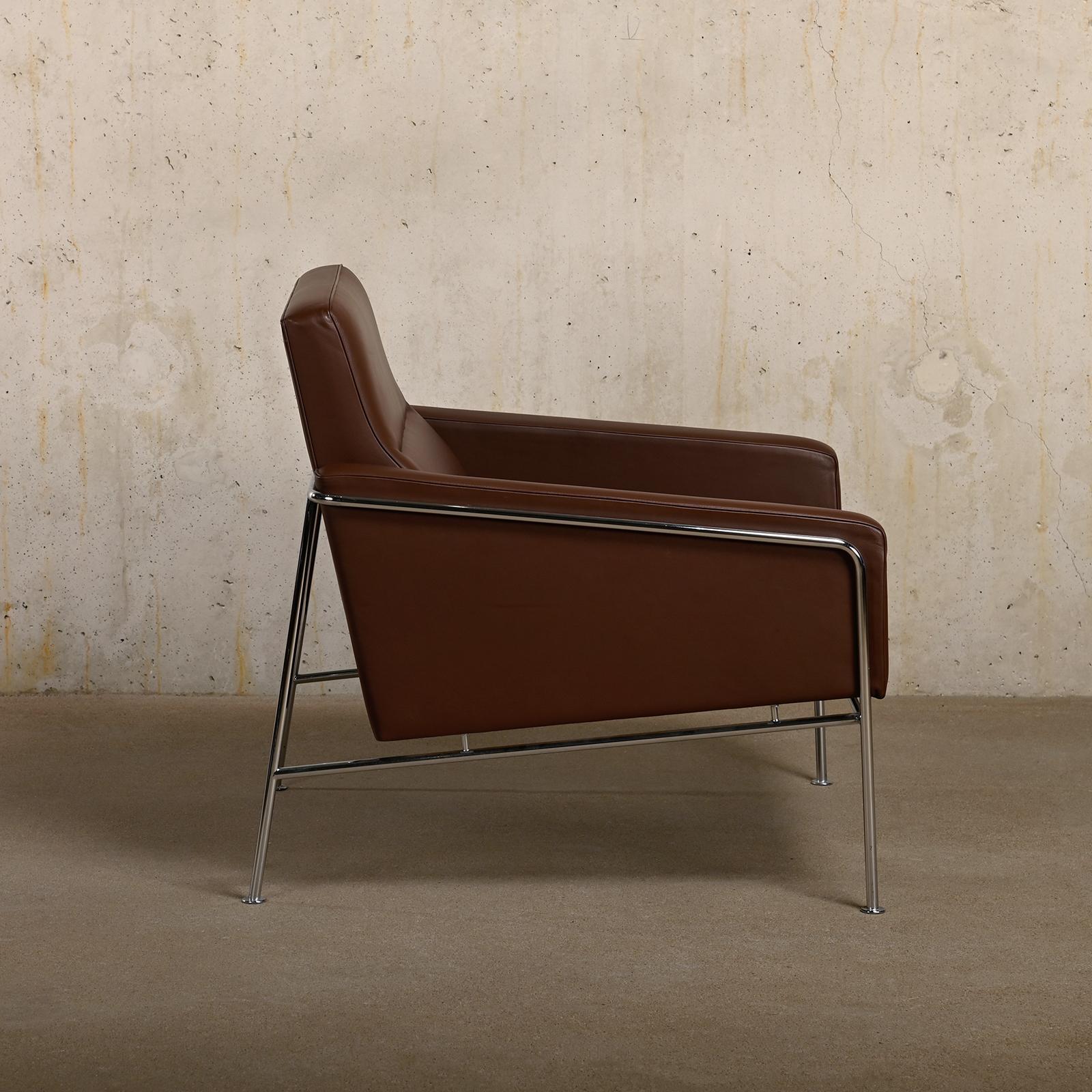 Scandinavian Modern Arne Jacobsen Pair Armchairs 3300 Series in Chestnut leather for Fritz Hansen For Sale