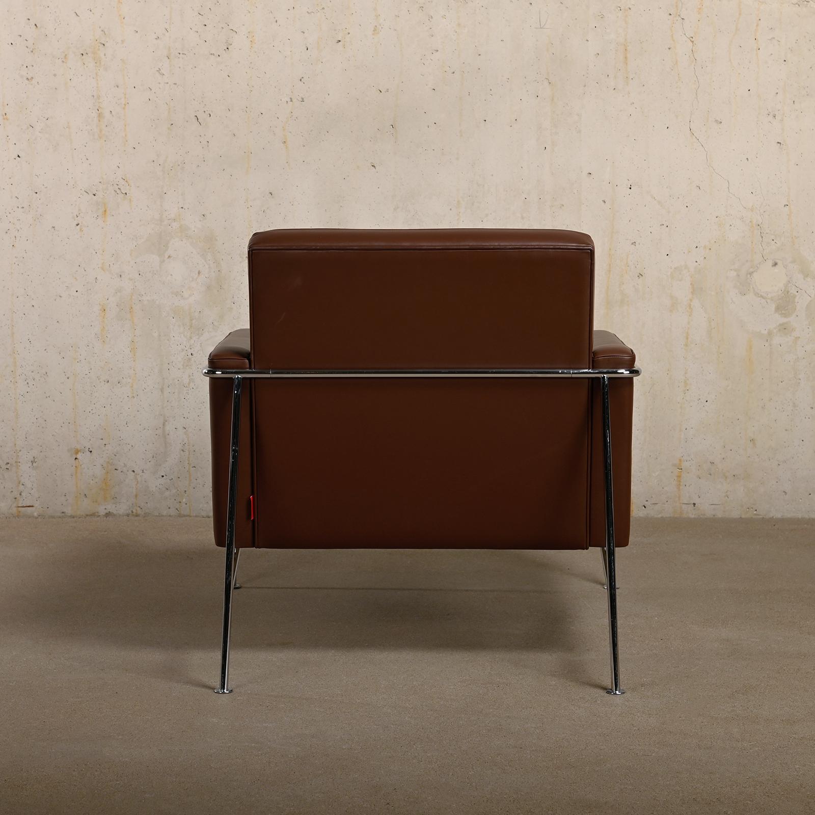 Danish Arne Jacobsen Pair Armchairs 3300 Series in Chestnut leather for Fritz Hansen For Sale