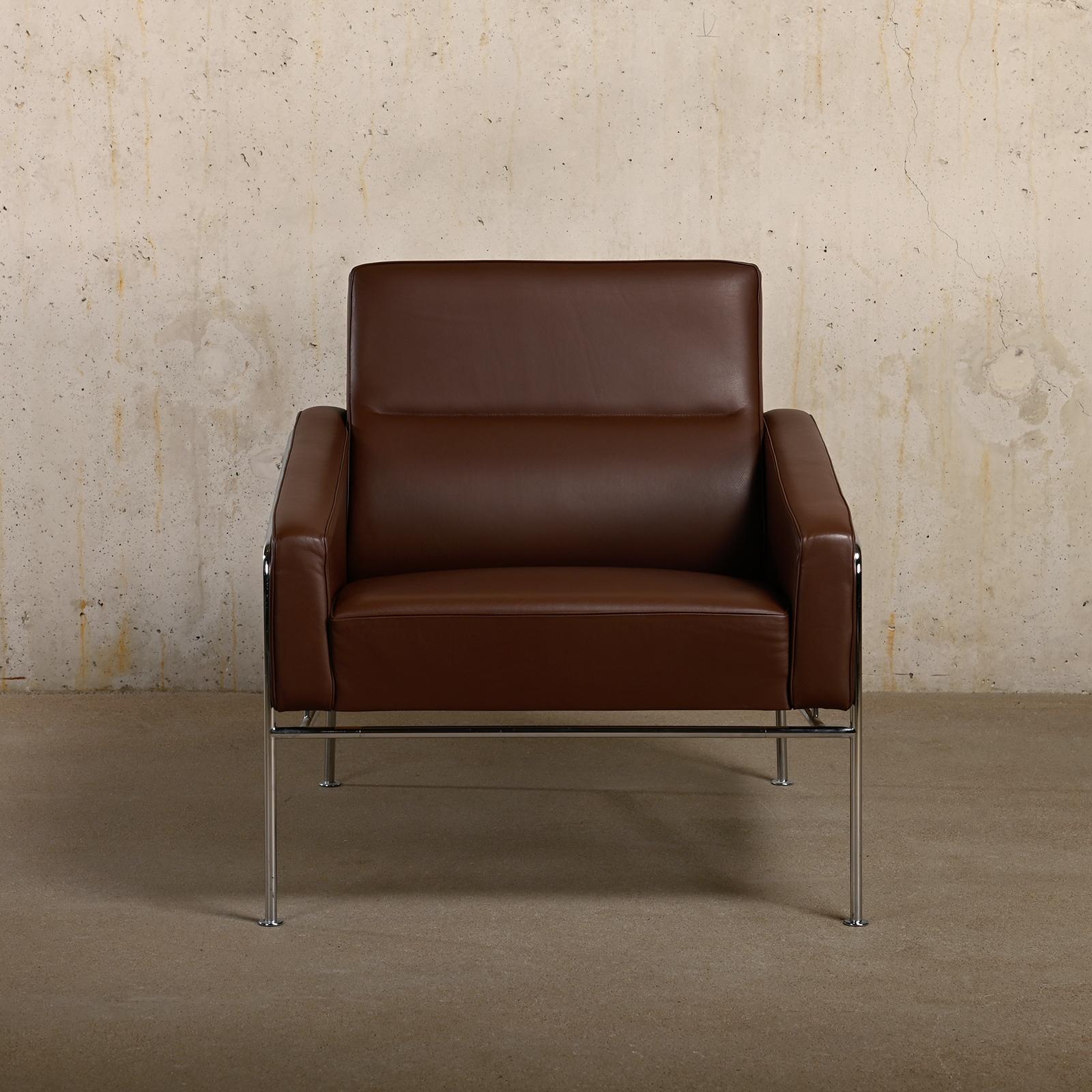 Arne Jacobsen Pair Armchairs 3300 Series in Chestnut leather for Fritz Hansen For Sale 1