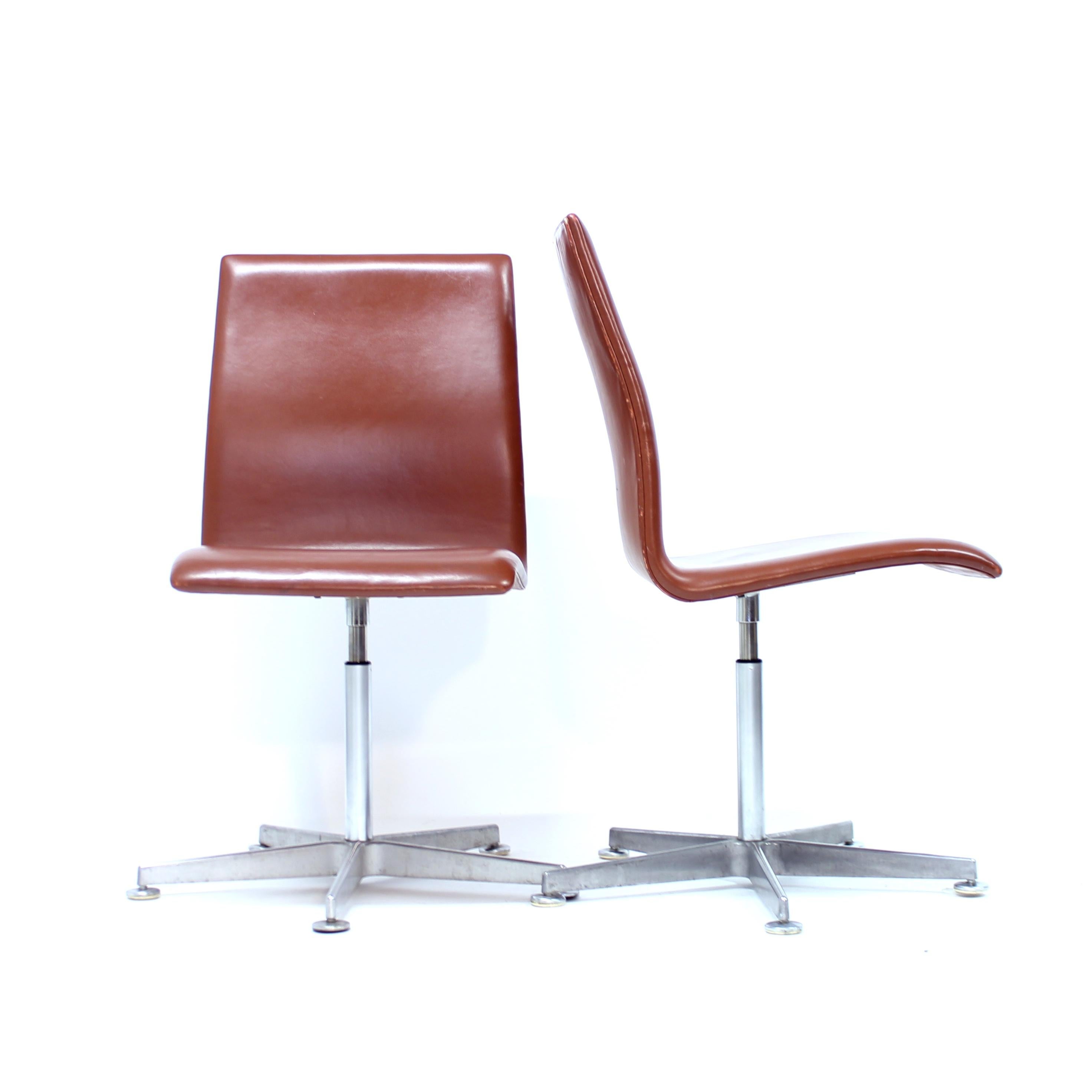 Metallo Arne Jacobsen, coppia di sedie Oxford, Frits Hansen, 2005 in vendita