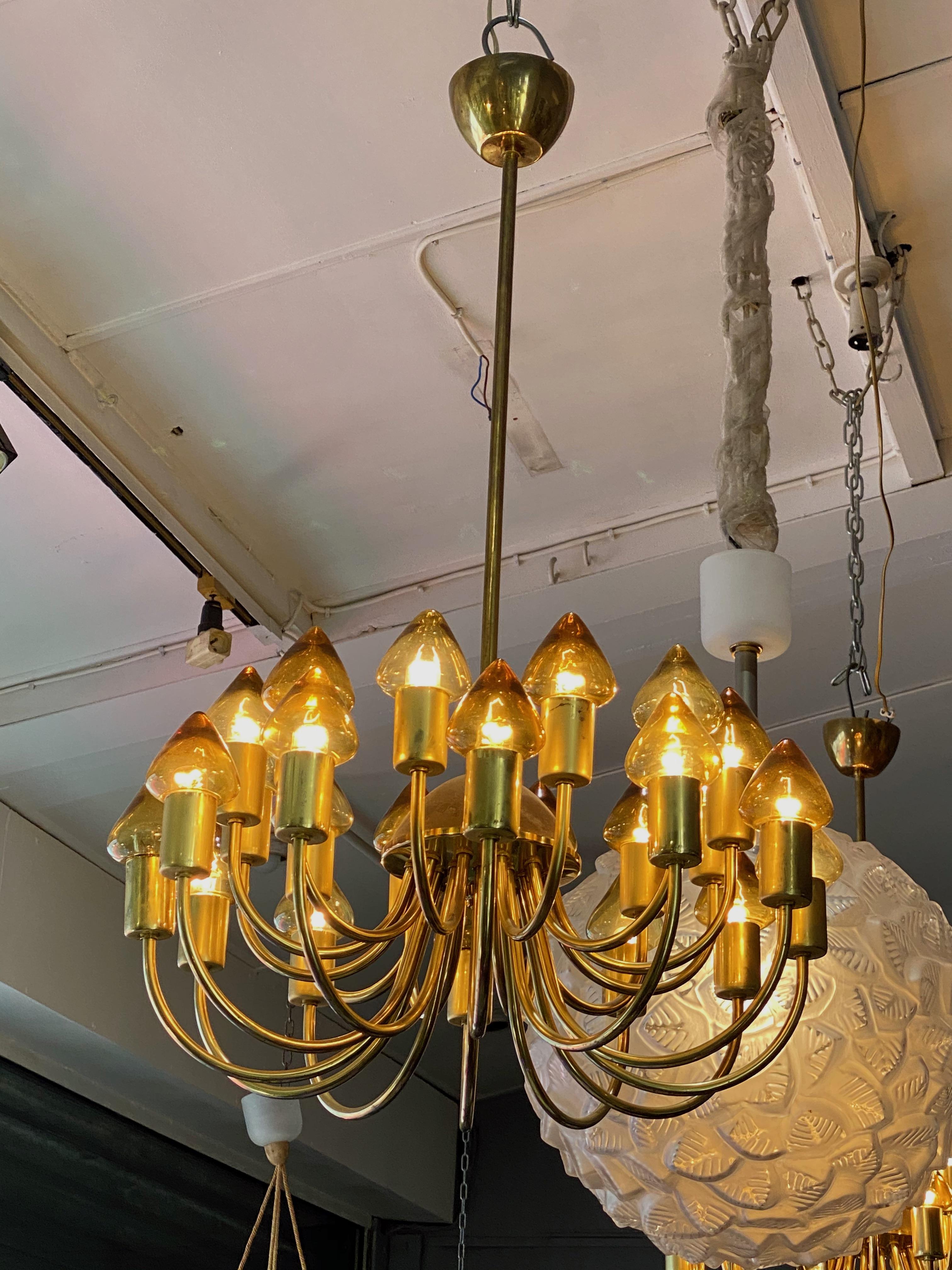  Arne Jacobsen : Pair of Scale Brass Chandelier  In Good Condition For Sale In Saint-Ouen, FR