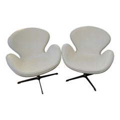 Arne Jacobsen, Pair of "Swan" Armchairs, White Leather, XXth