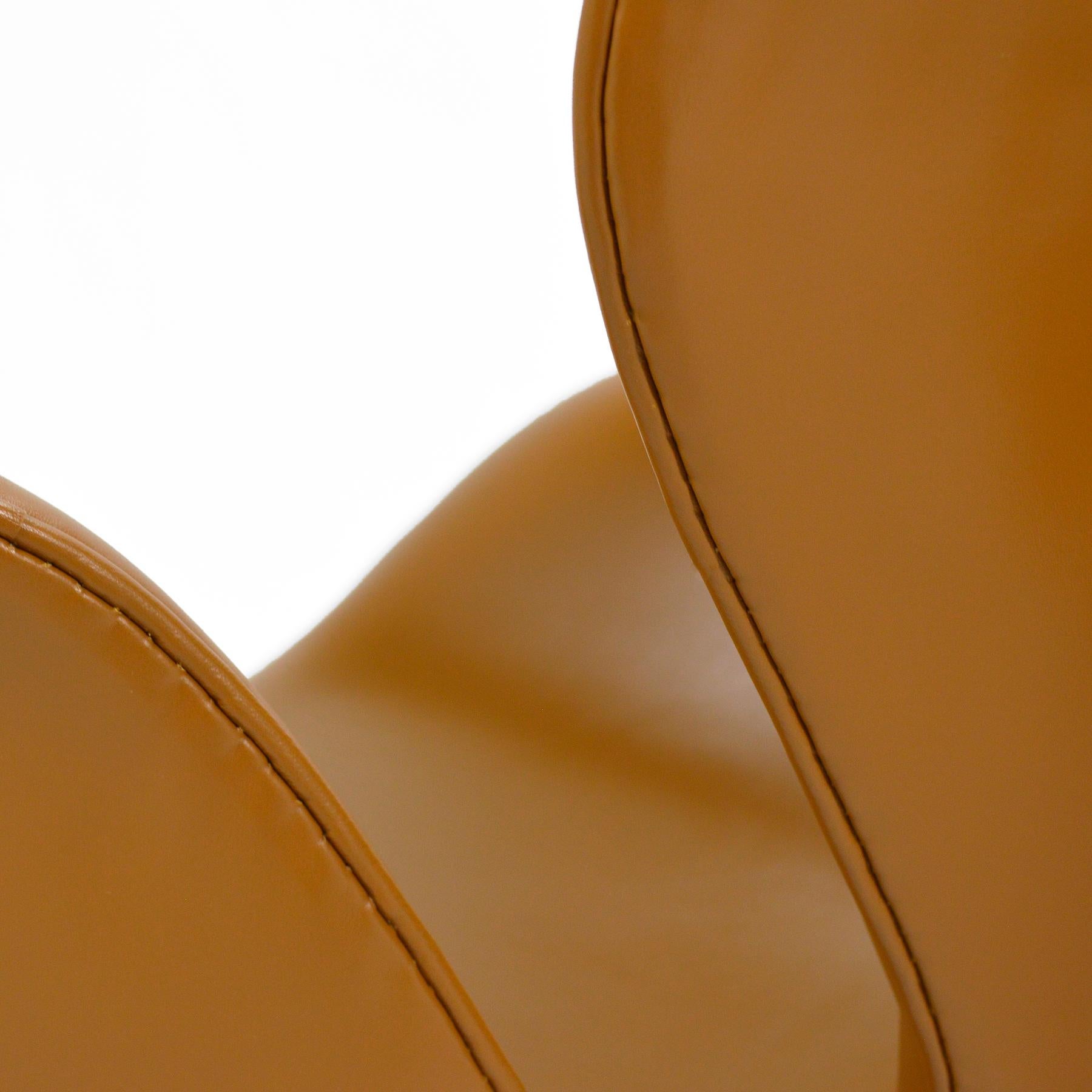 Arne Jacobsen Pair of Swan Chairs by Fritz Hansen 3