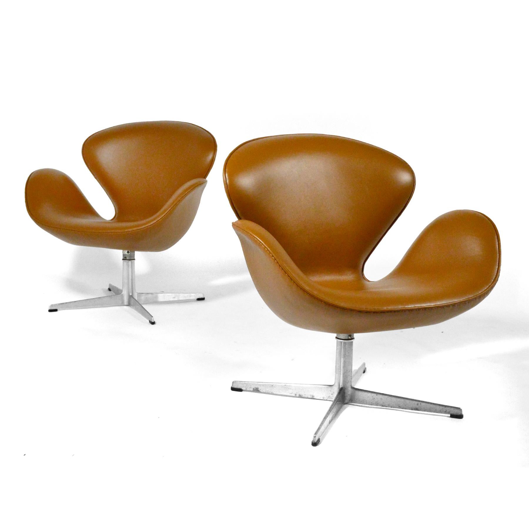 Arne Jacobsen Pair of Swan Chairs by Fritz Hansen 5