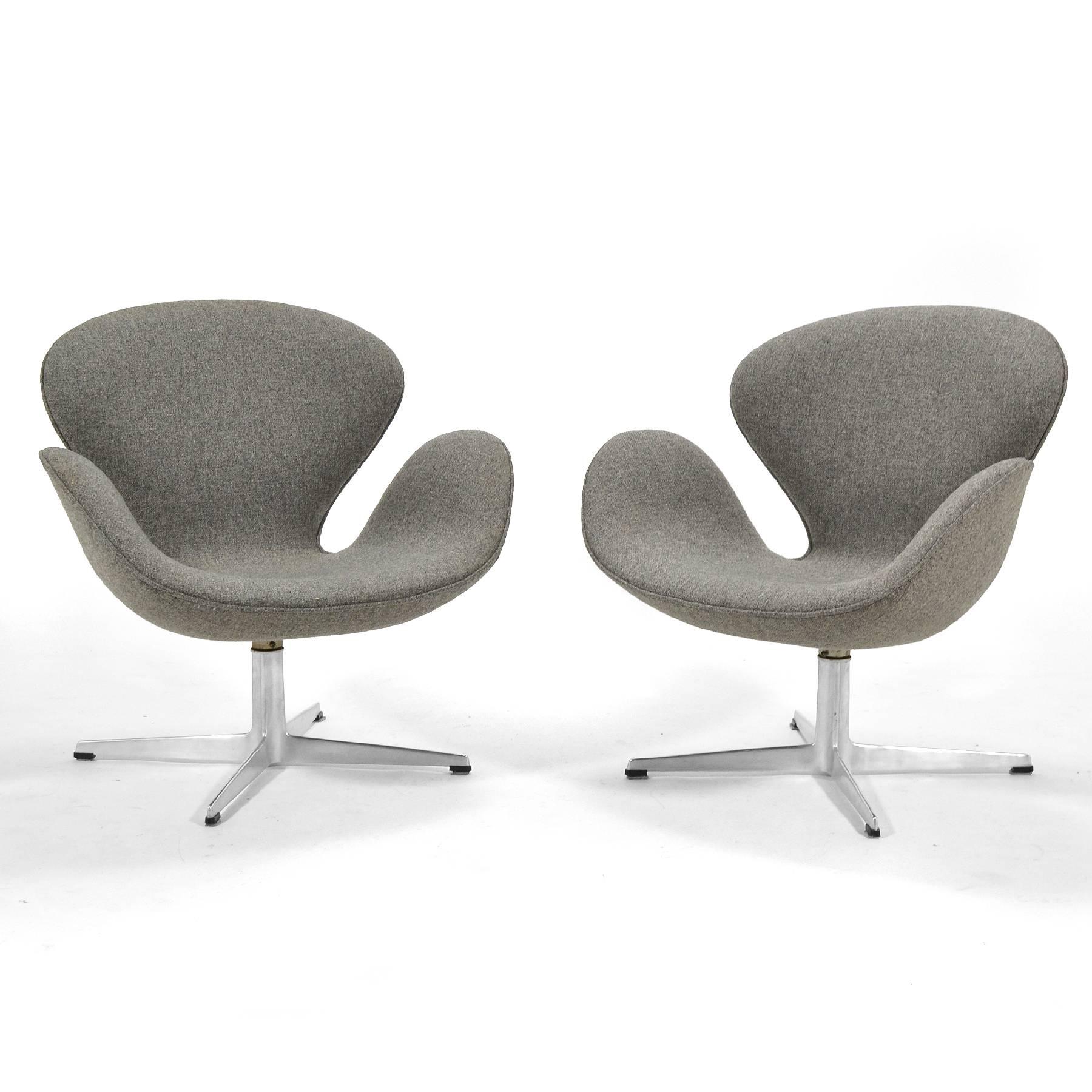 Arne Jacobsen designed the Swan chair for the lobby of the SAS Hotel in Copenhagen. It was an immediate sensation and has become an icon of mid-century modern design. This lovely pair of vintage chairs by Fritz Hansen have the original one-piece