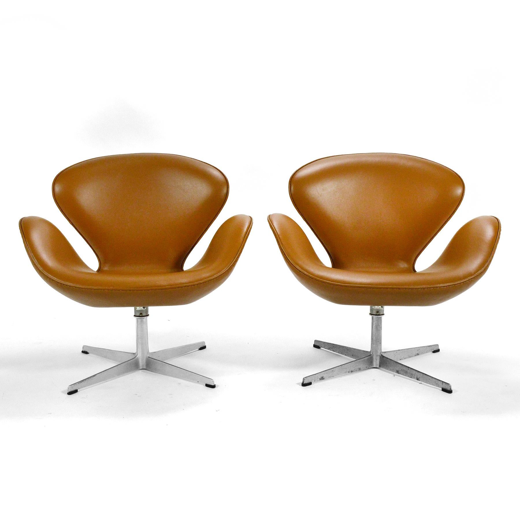 Arne Jacobsen designed the Swan chair for the lobby of the SAS Hotel in Copenhagen. It was an immediate sensation and has become an icon of Mid-Century Modern design. This lovely pair of 1969 vintage chairs by Fritz Hansen have the original