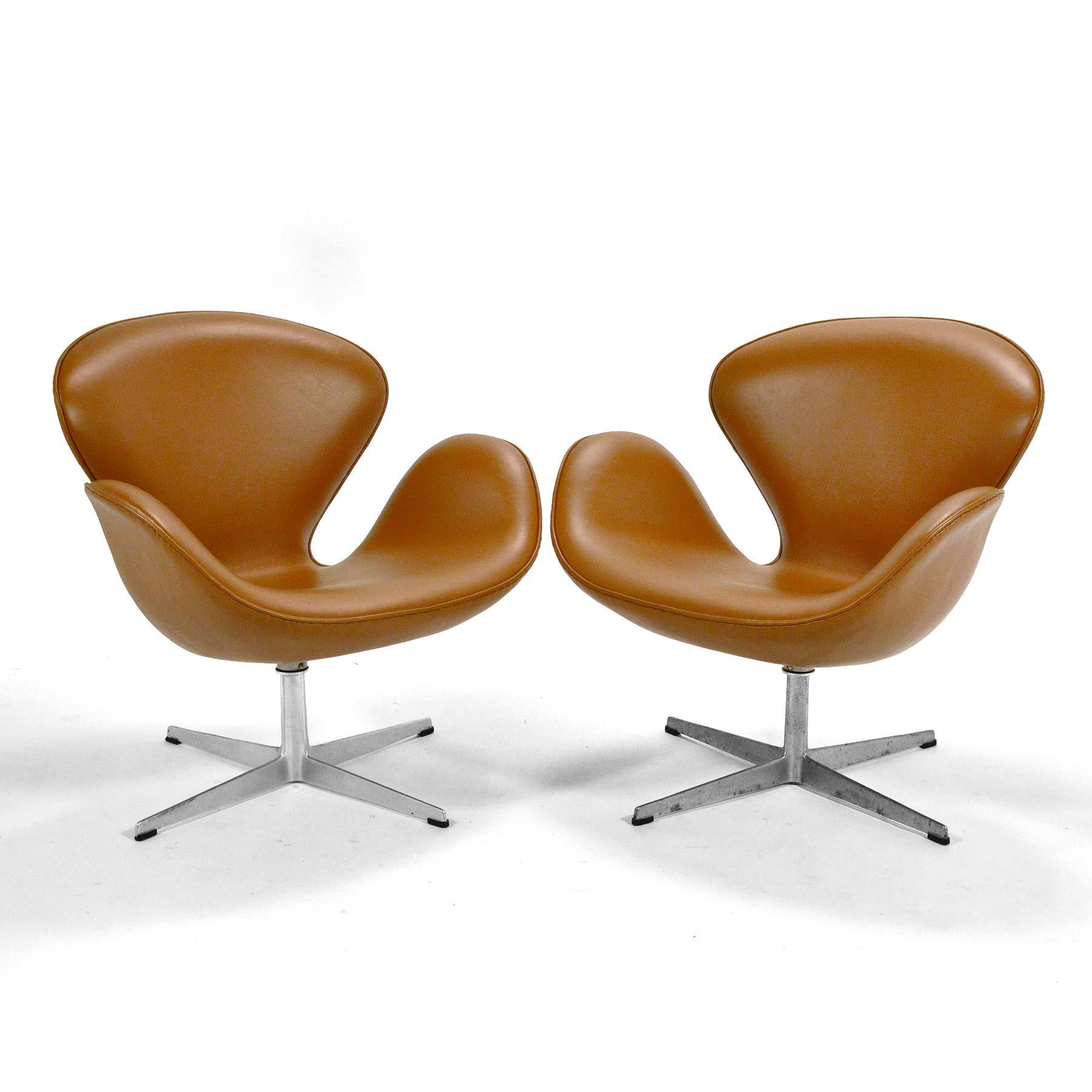 Scandinavian Modern Arne Jacobsen Pair of Swan Chairs by Fritz Hansen