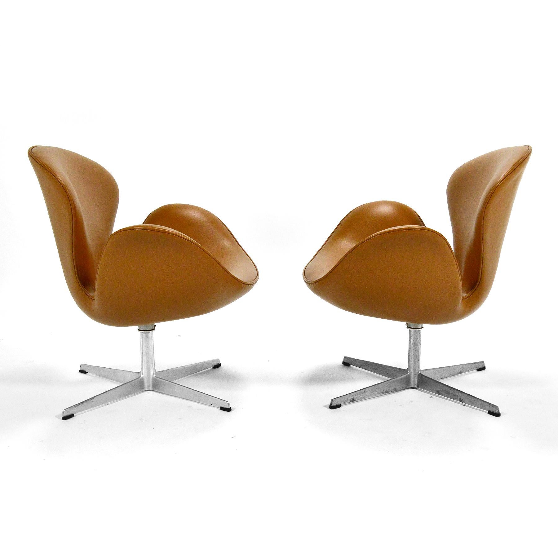 Danish Arne Jacobsen Pair of Swan Chairs by Fritz Hansen