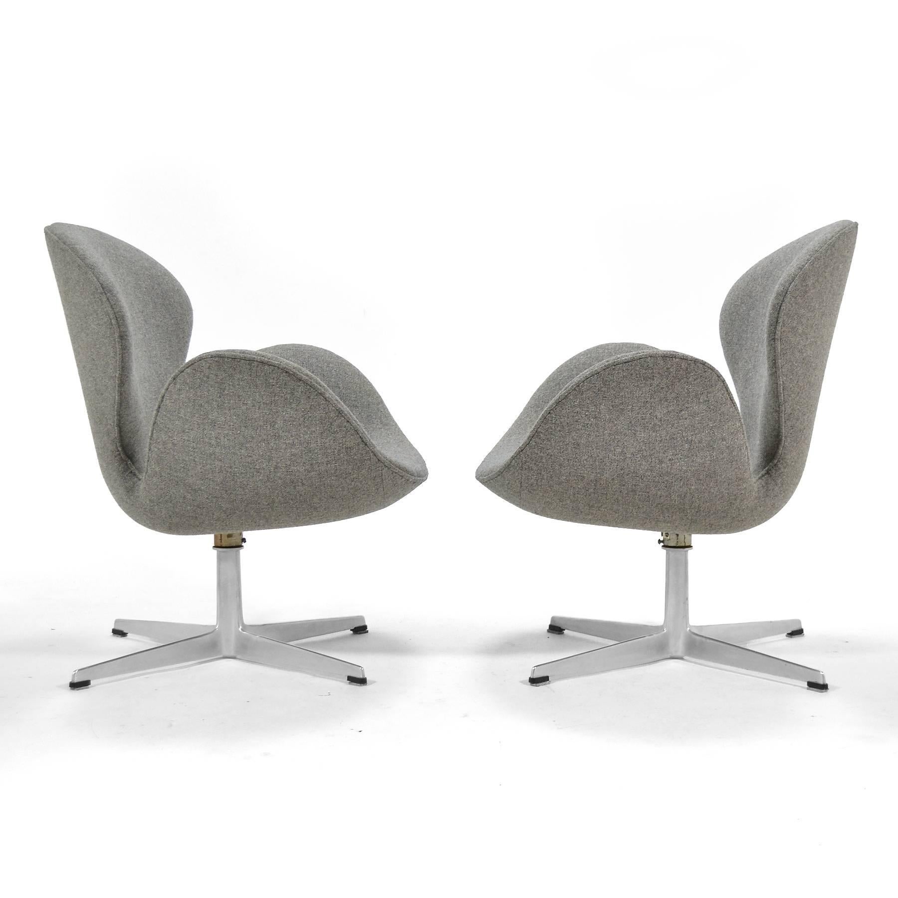 Scandinavian Modern Arne Jacobsen Pair of Swan Chairs by Fritz Hansen