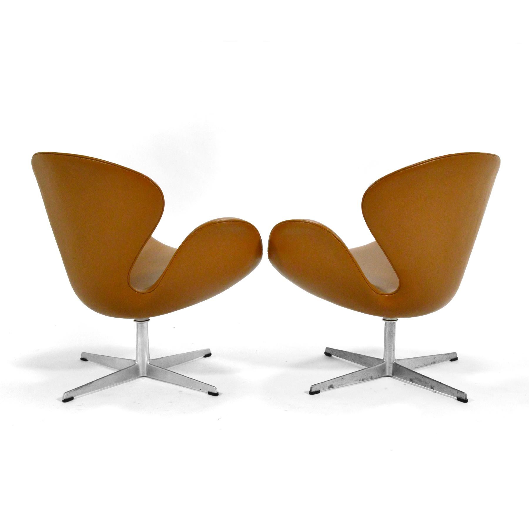 Arne Jacobsen Pair of Swan Chairs by Fritz Hansen In Good Condition In Highland, IN