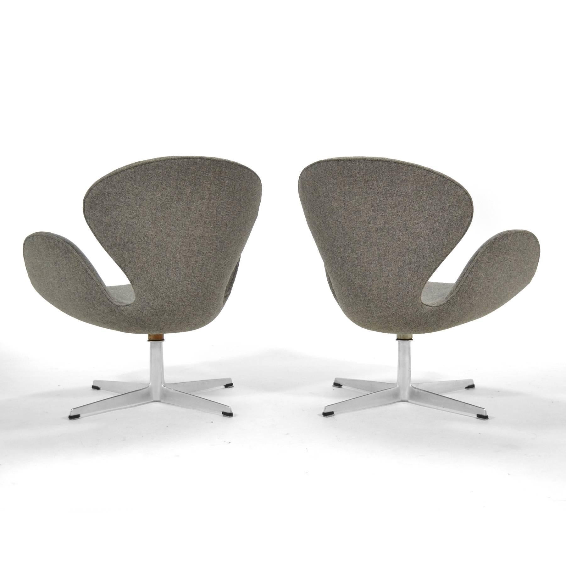 Danish Arne Jacobsen Pair of Swan Chairs by Fritz Hansen