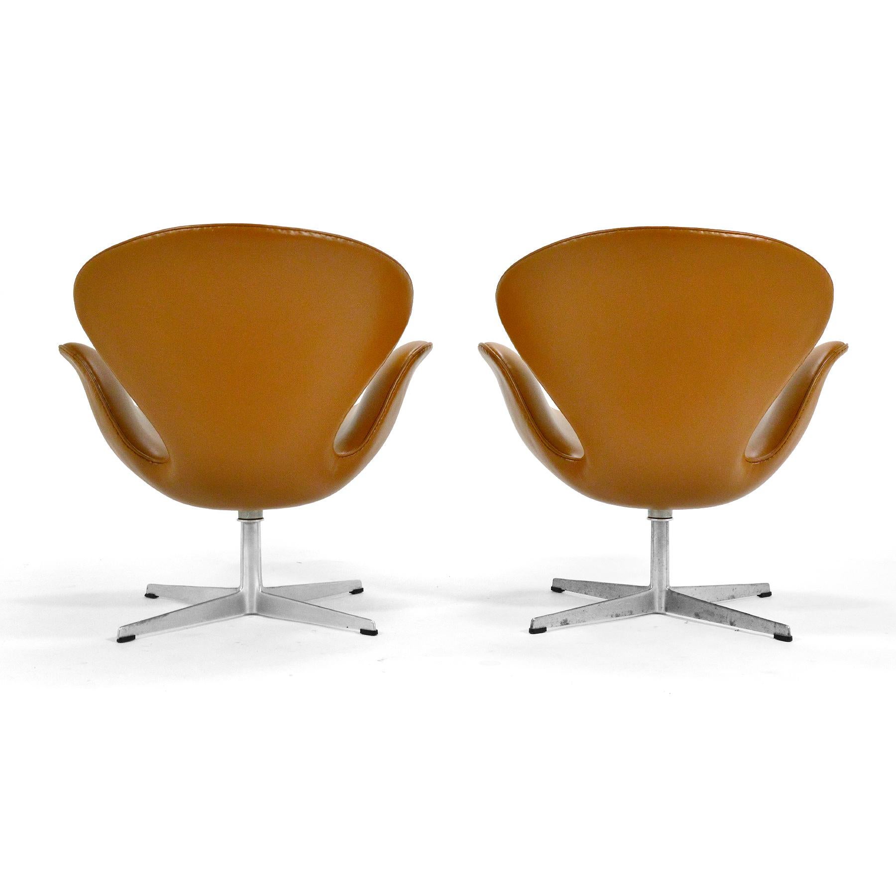 Mid-20th Century Arne Jacobsen Pair of Swan Chairs by Fritz Hansen