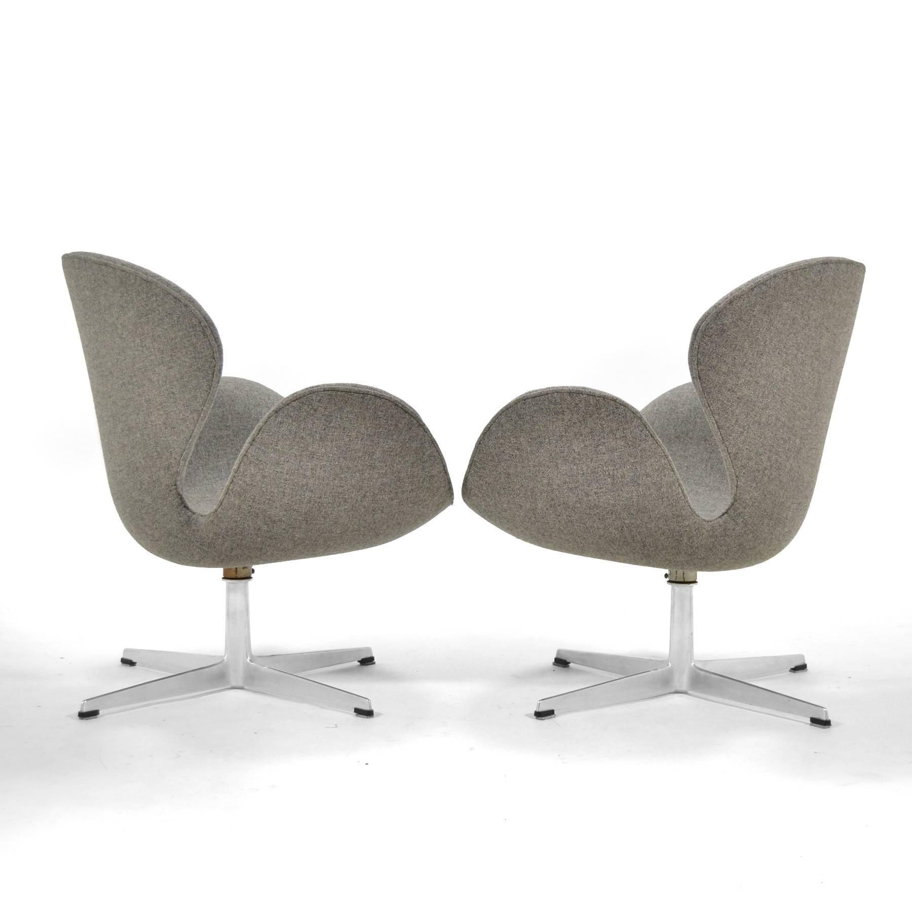 Arne Jacobsen Pair of Swan Chairs by Fritz Hansen In Good Condition In Highland, IN