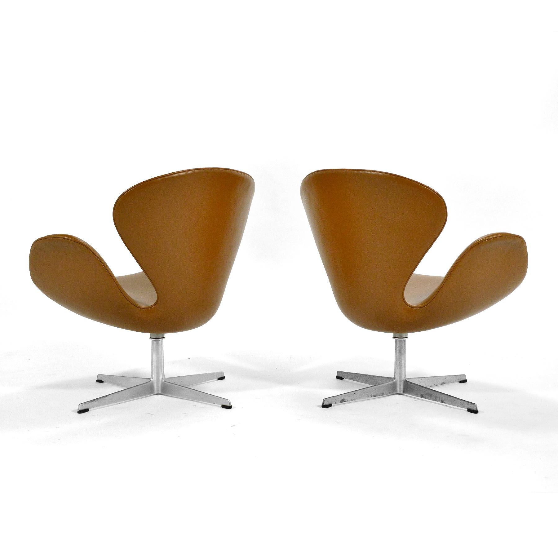 Aluminum Arne Jacobsen Pair of Swan Chairs by Fritz Hansen