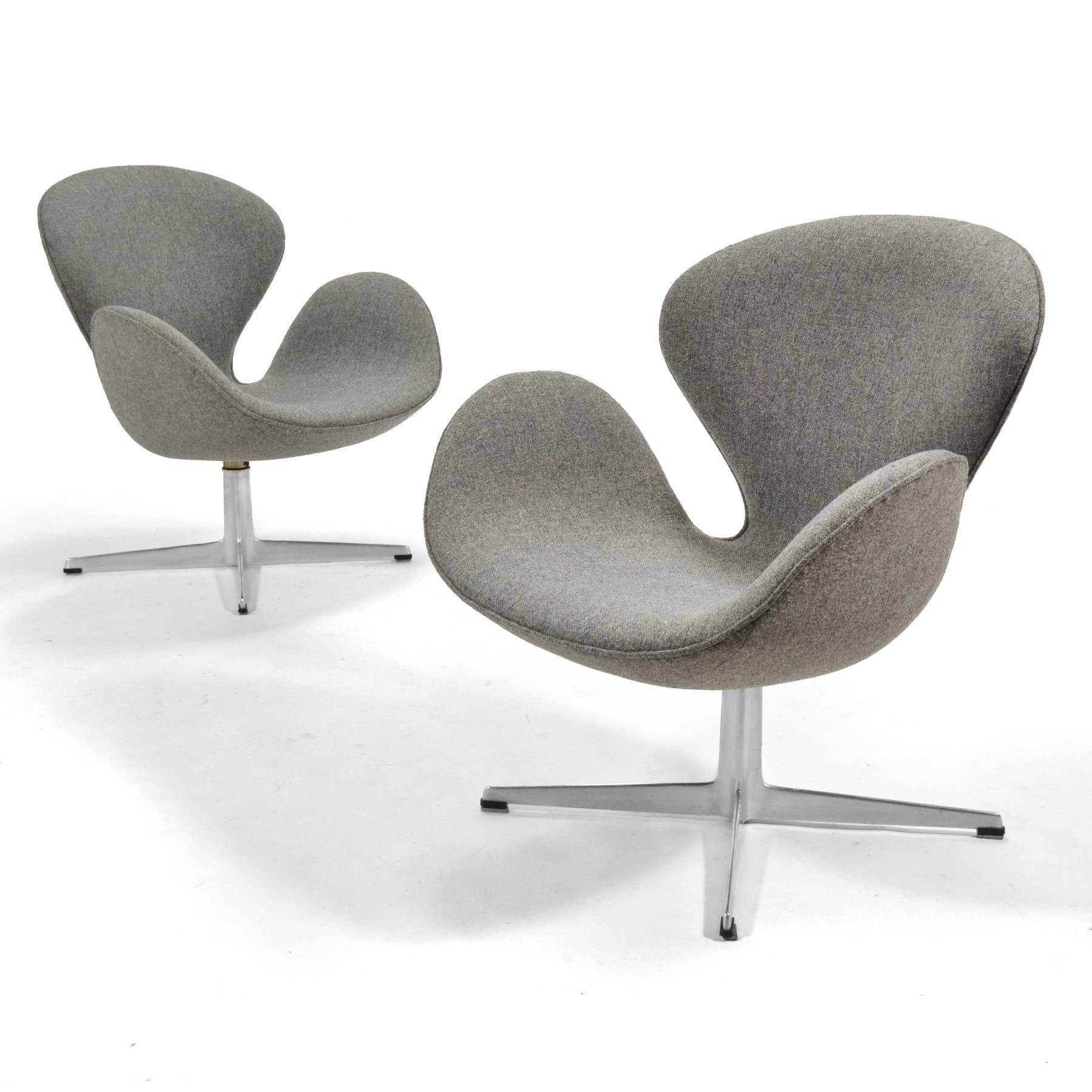 Mid-20th Century Arne Jacobsen Pair of Swan Chairs by Fritz Hansen