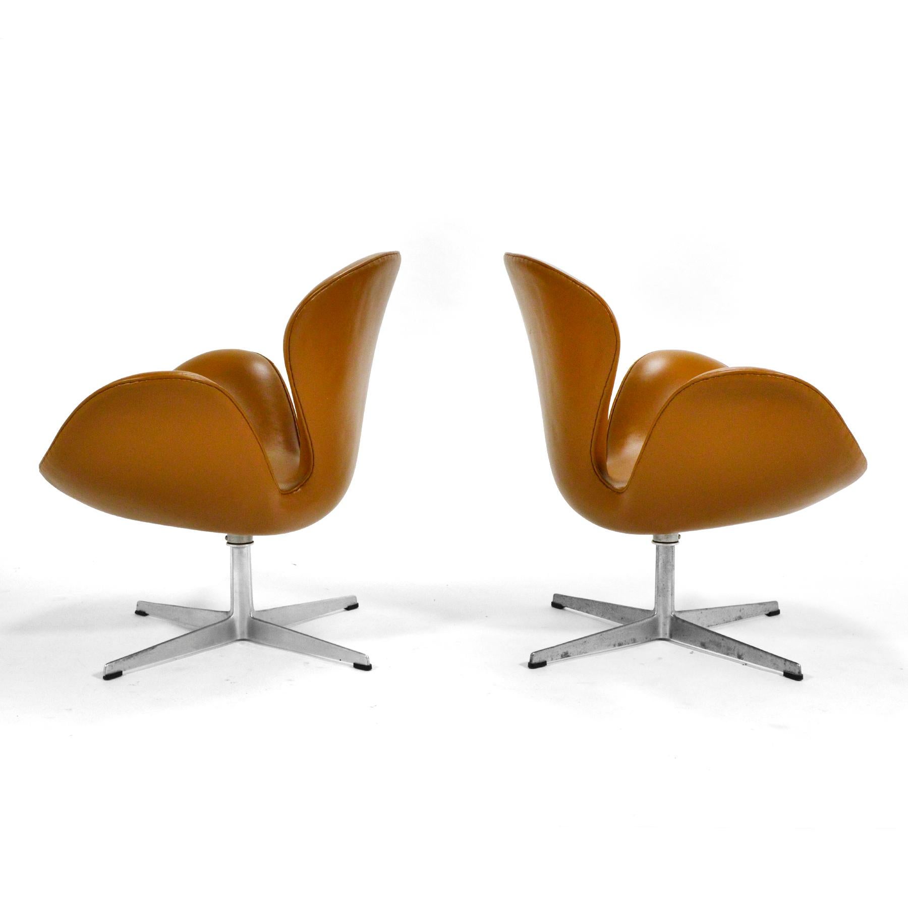 Arne Jacobsen Pair of Swan Chairs by Fritz Hansen 1