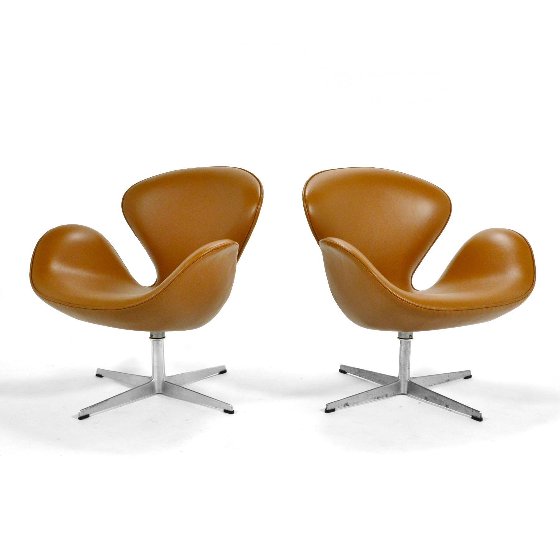 Arne Jacobsen Pair of Swan Chairs by Fritz Hansen 2
