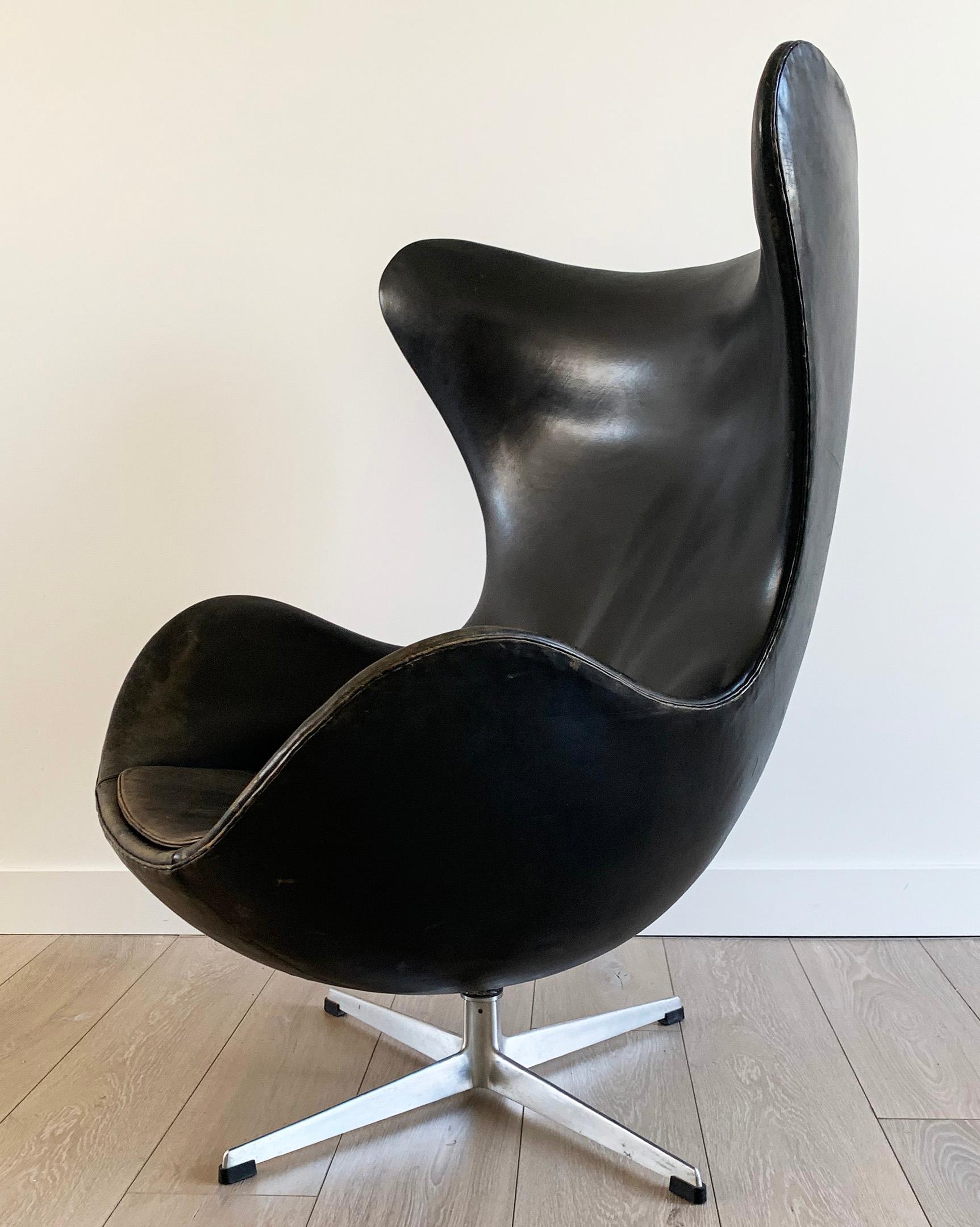 Arne Jacobsen for Fritz Hansen Patinated Black Leather Egg Chair,  Signed 1963 2