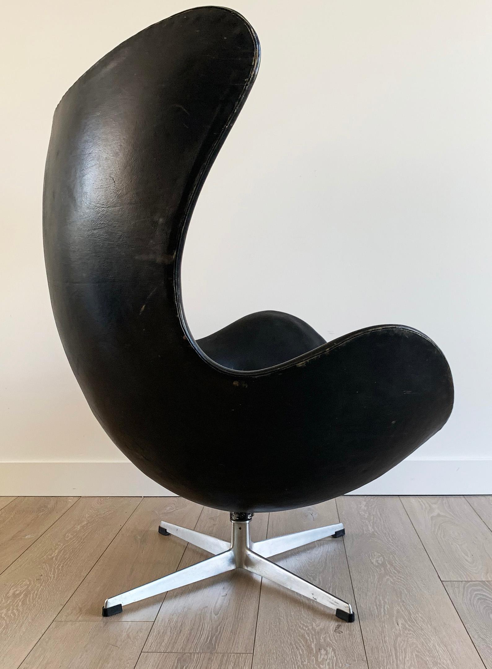 Arne Jacobsen for Fritz Hansen Patinated Black Leather Egg Chair,  Signed 1963 3
