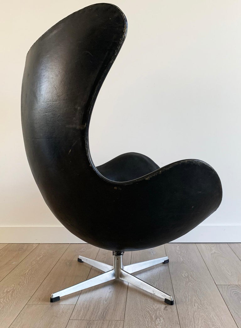 70s egg chair for sale on Arne Jacobsen For Fritz Hansen Patinated Black Leather Egg Chair Signed 1963 At 1stdibs