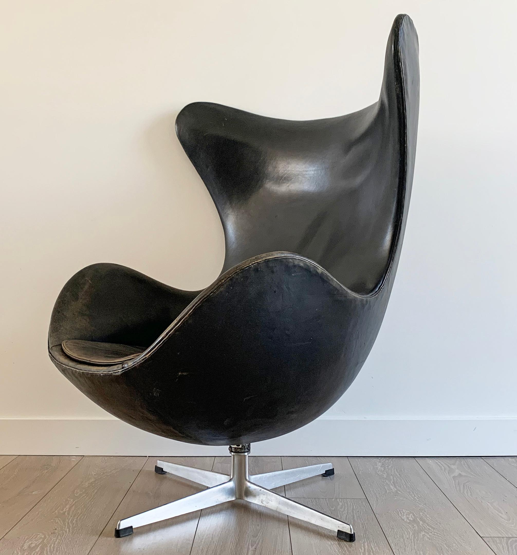 Arne Jacobsen for Fritz Hansen Patinated Black Leather Egg Chair,  Signed 1963 5