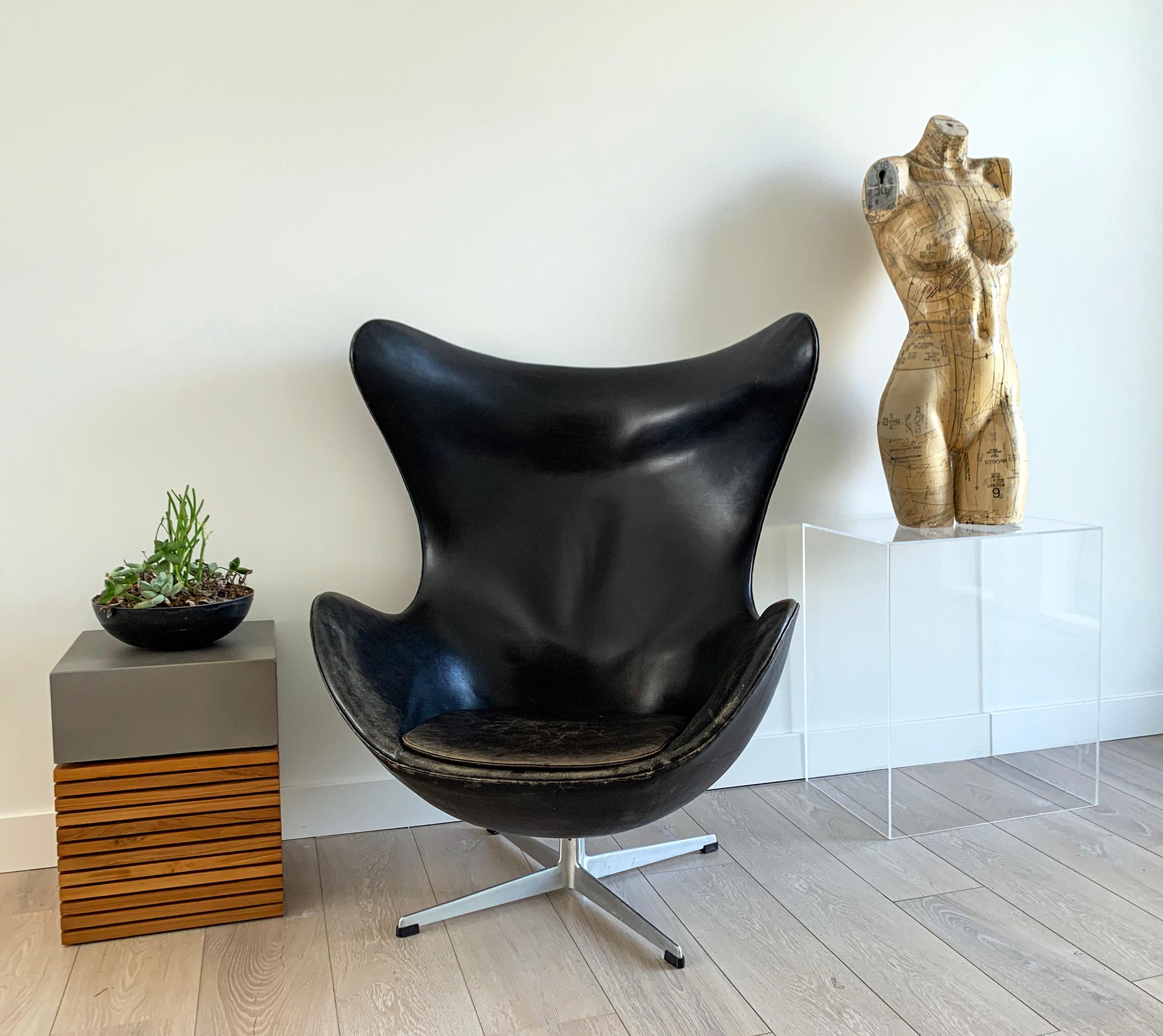 egg chair black leather