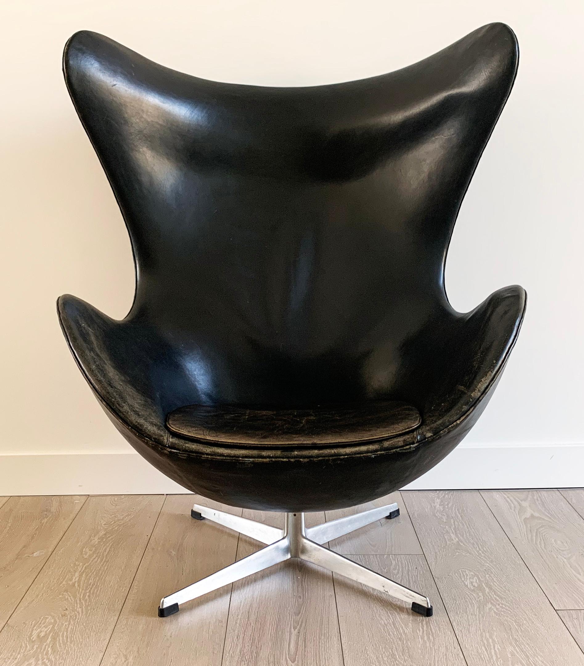 Mid-Century Modern Arne Jacobsen for Fritz Hansen Patinated Black Leather Egg Chair,  Signed 1963