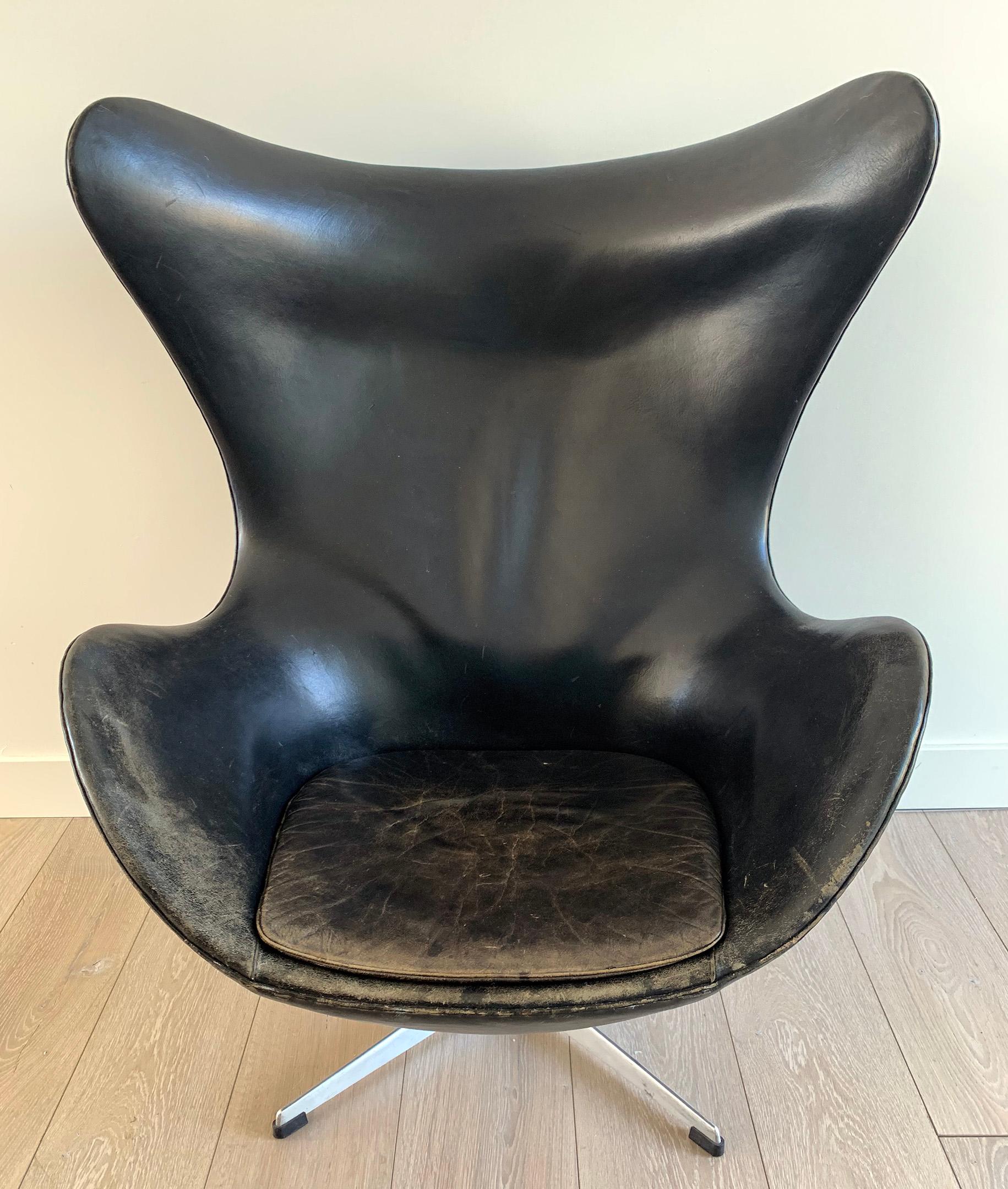 Arne Jacobsen for Fritz Hansen Patinated Black Leather Egg Chair,  Signed 1963 In Distressed Condition In Culver City, CA