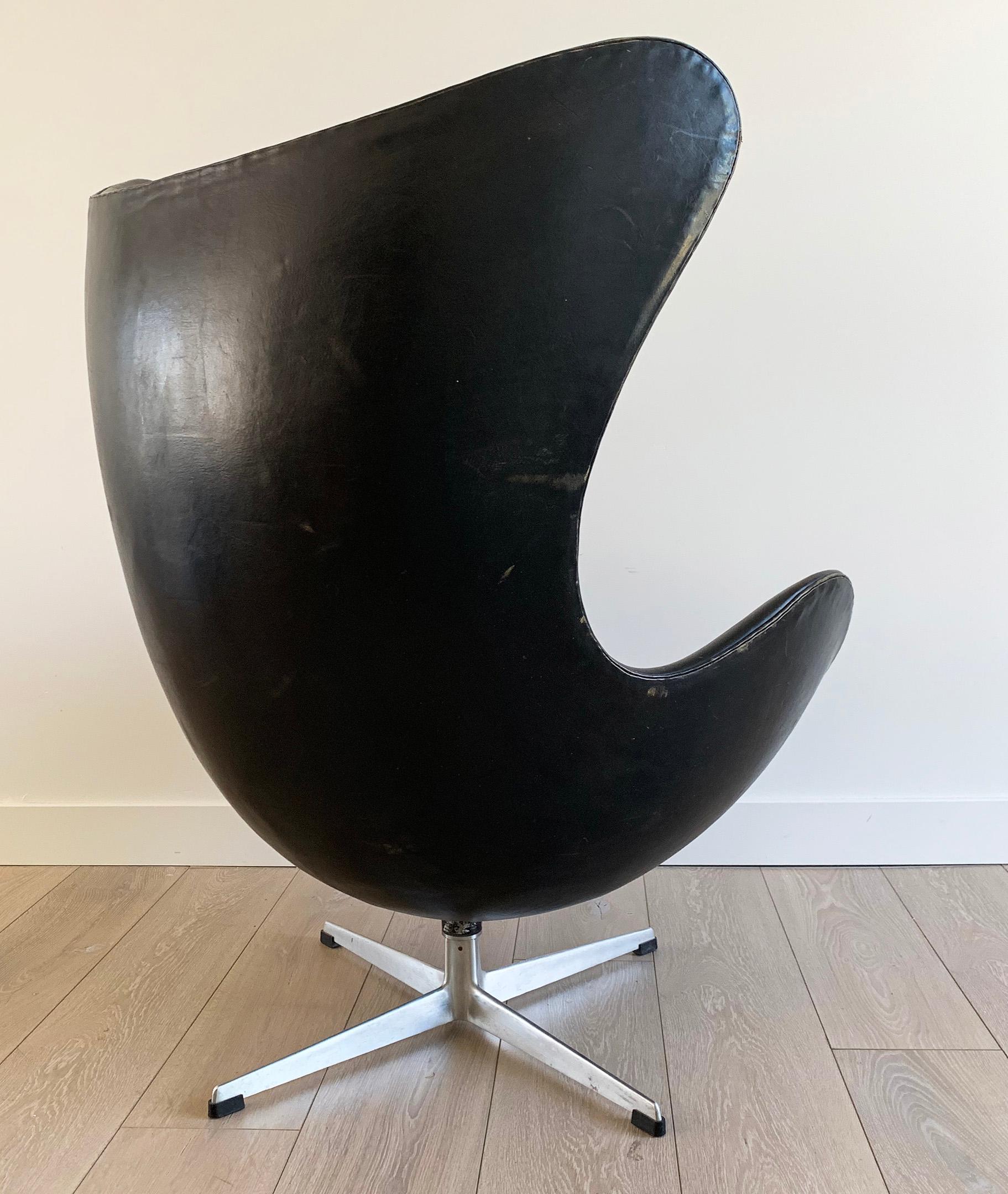 Mid-20th Century Arne Jacobsen for Fritz Hansen Patinated Black Leather Egg Chair,  Signed 1963