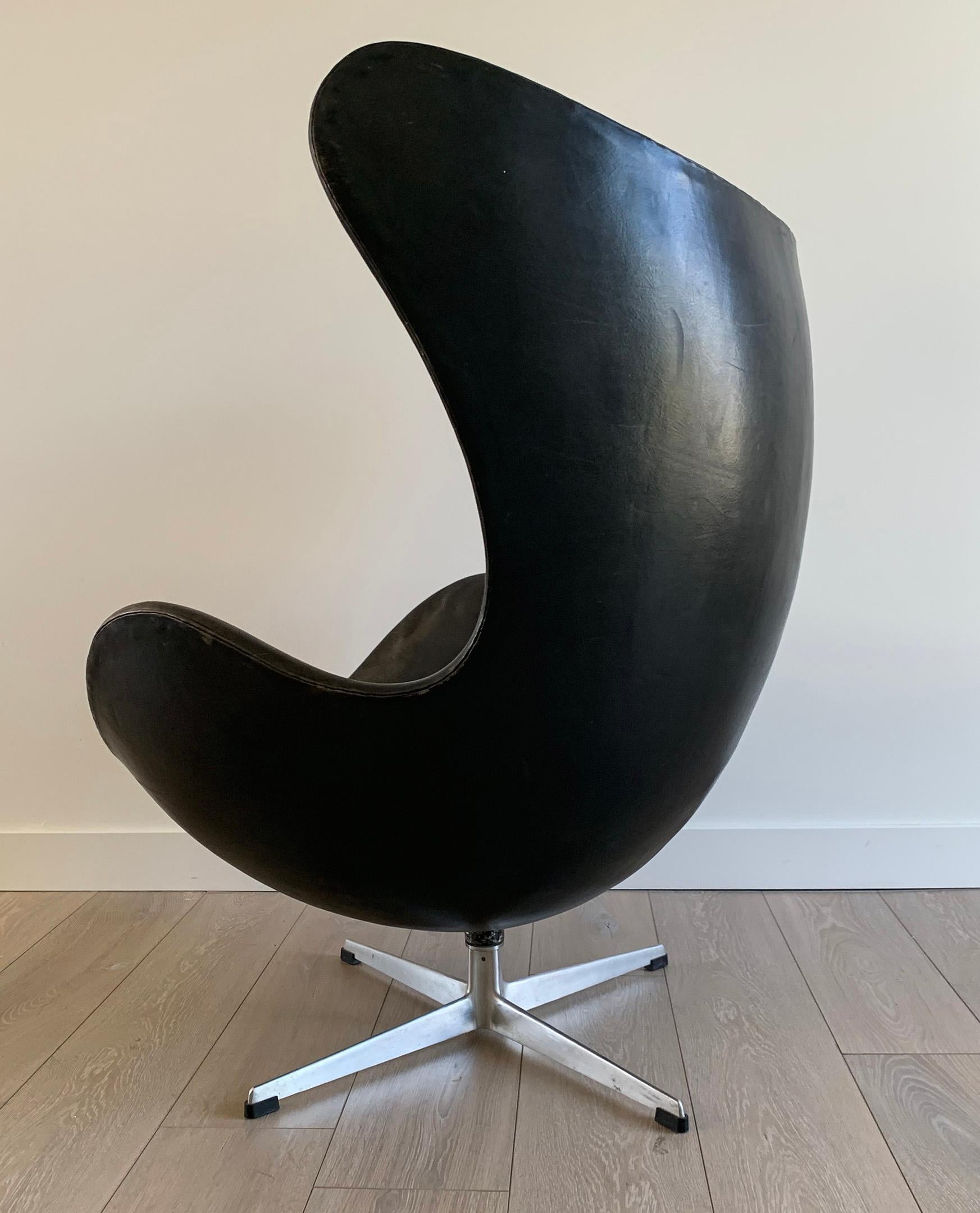 Arne Jacobsen for Fritz Hansen Patinated Black Leather Egg Chair,  Signed 1963 1