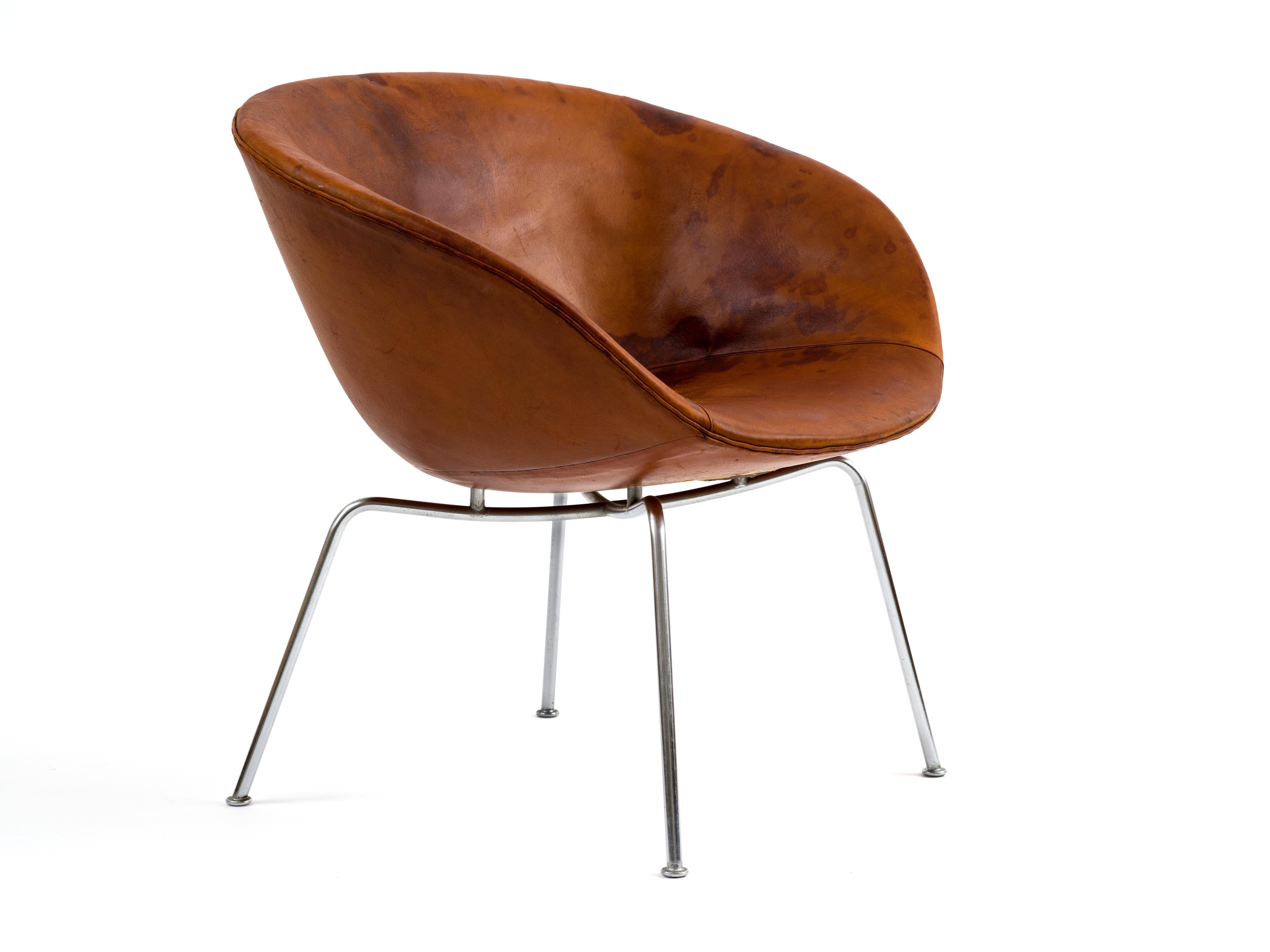 Mid-Century Modern Arne Jacobsen Pot Chair in Distressed Original Fritz Hansen Cognac Leather