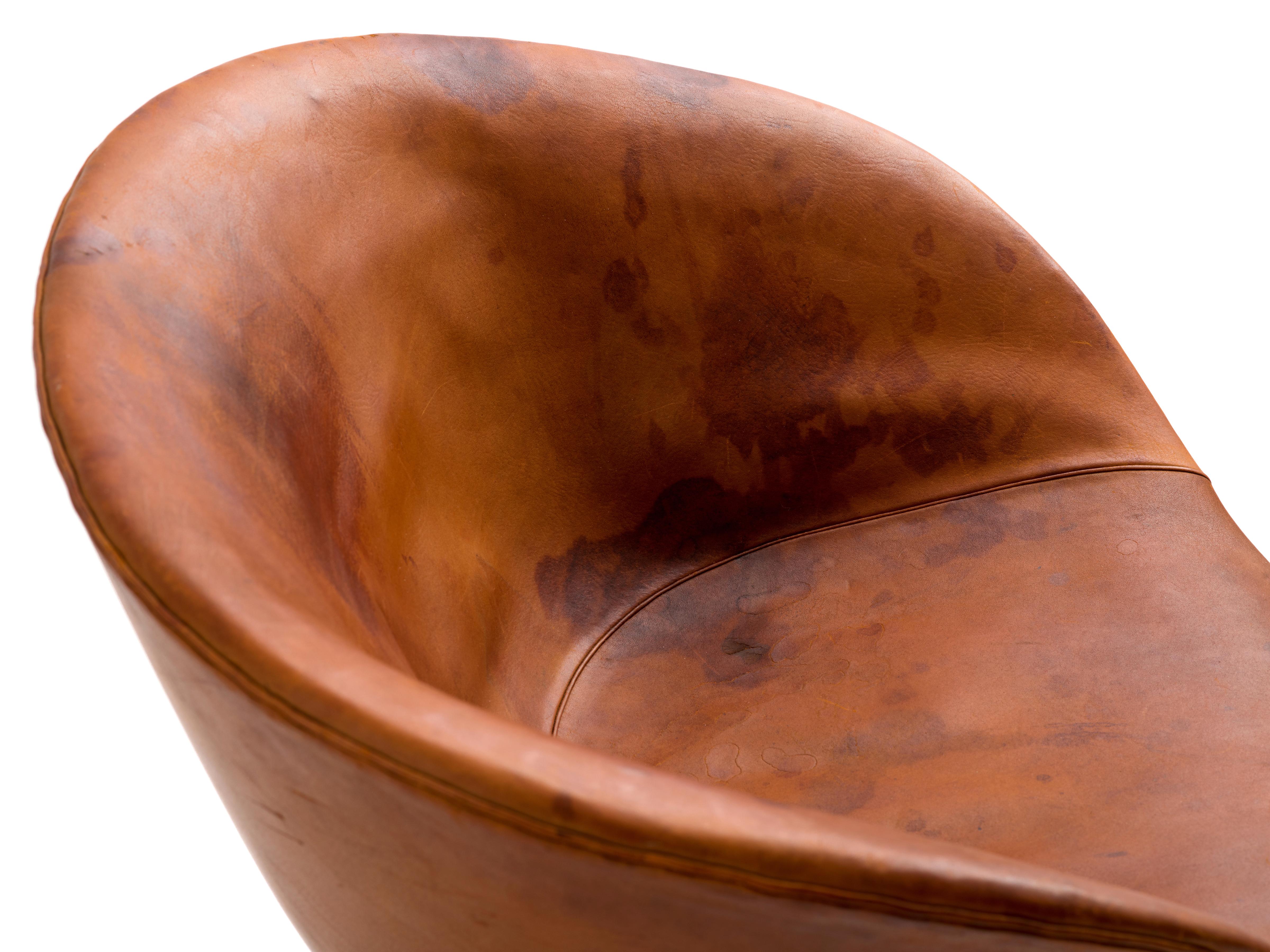 Arne Jacobsen Pot Chair aus cognacfarbenem Original Fritz Hansen Leder im Used-Look (Stahl)