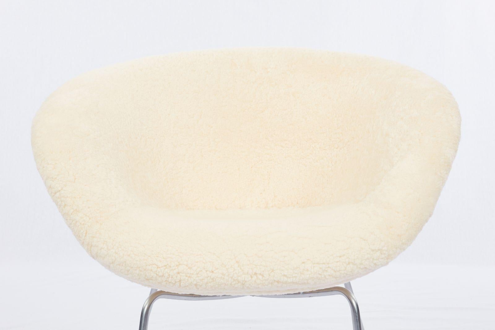 Arne Jacobsen Pot Chair Upholstered in Sheepskin For Sale 5