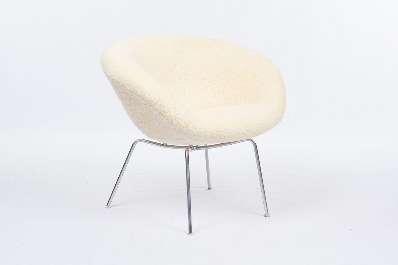 Arne Jacobsen Pot-Stuhl, gepolstert mit Schafsfell (Dänisch) im Angebot