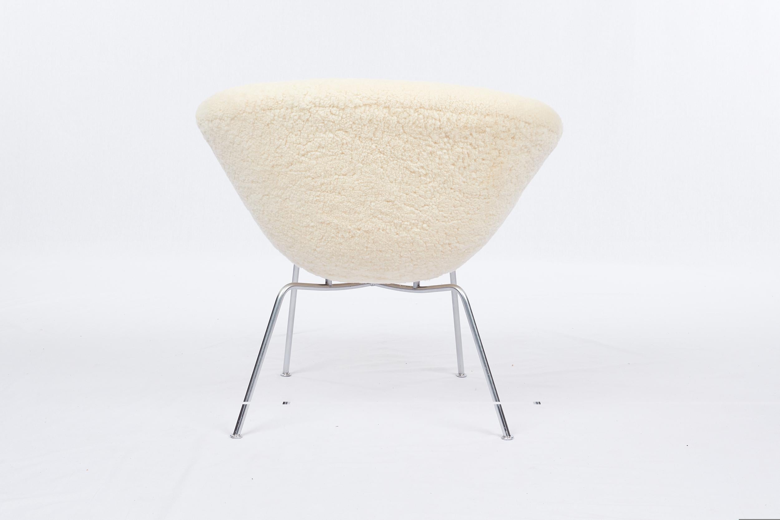 Arne Jacobsen Pot-Stuhl, gepolstert mit Schafsfell (Schaffell und Schafleder) im Angebot