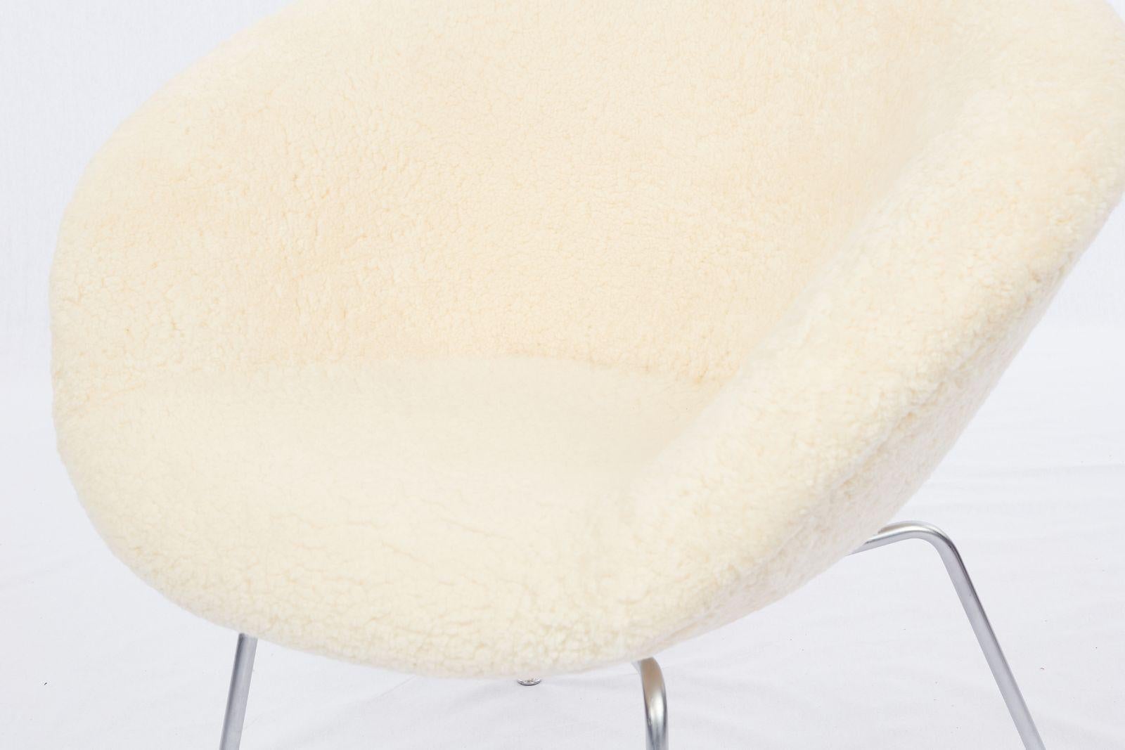 Arne Jacobsen Pot Chair Upholstered in Sheepskin For Sale 2