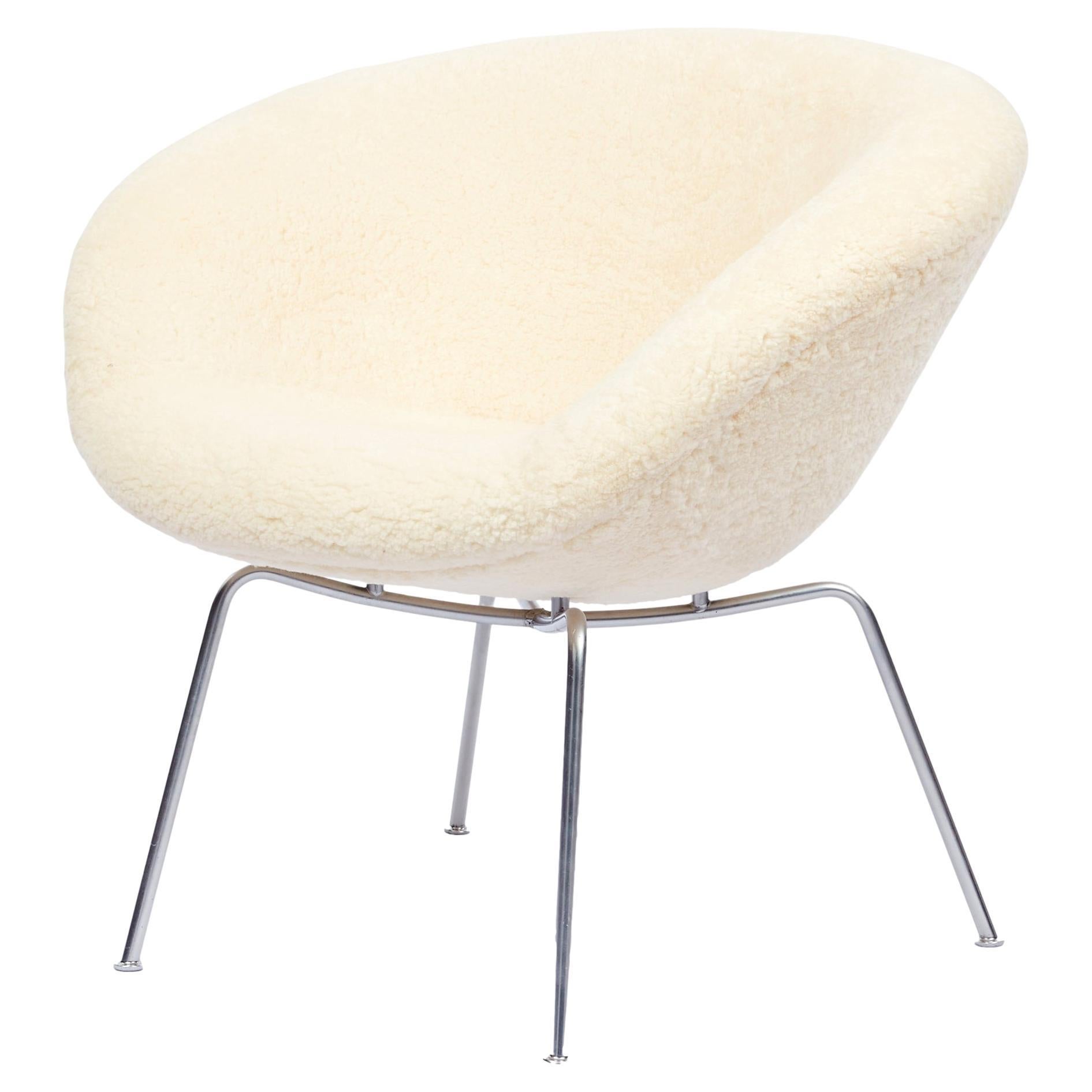 Arne Jacobsen Pot-Stuhl, gepolstert mit Schafsfell im Angebot