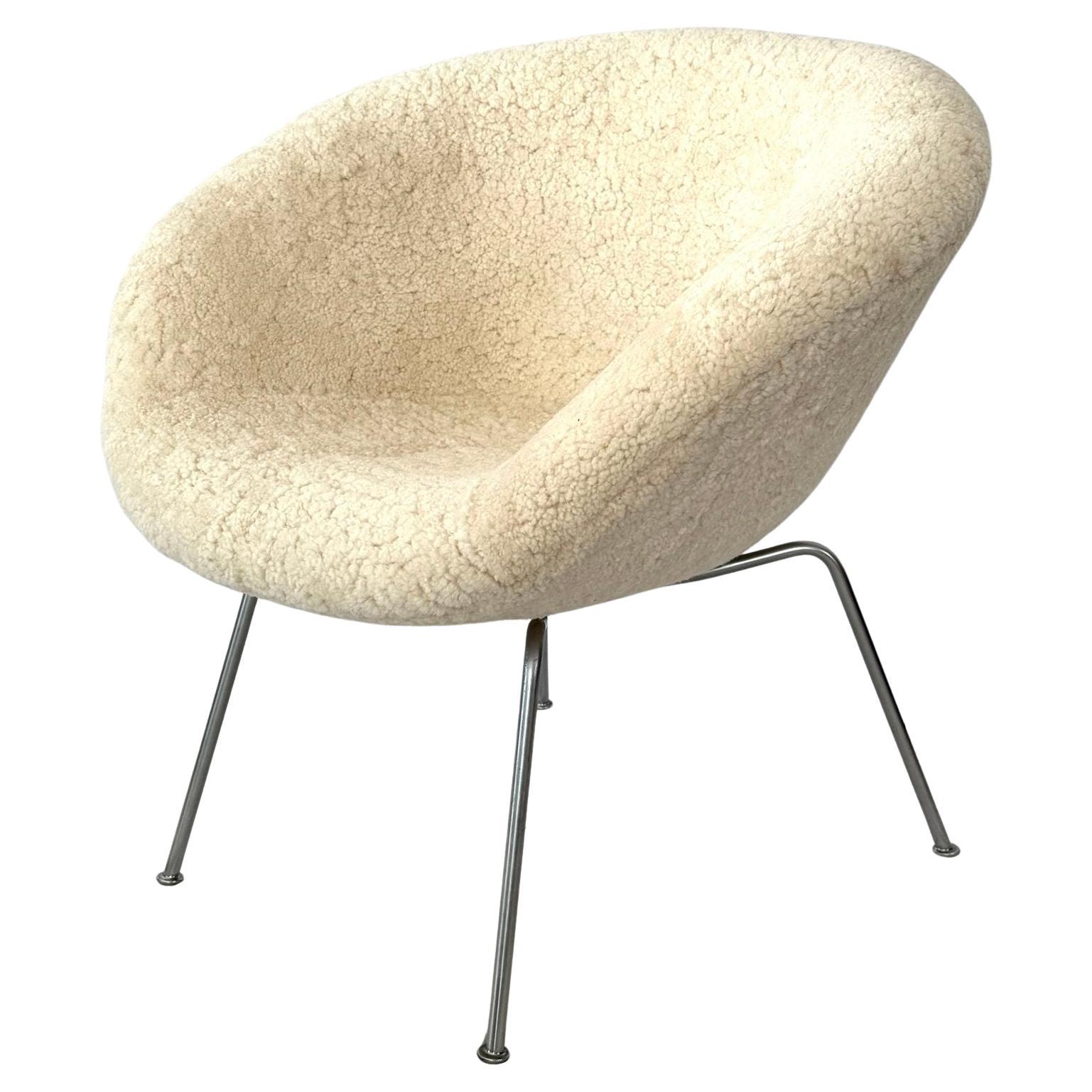 Arne Jacobsen Pot Chair Upholstered in Sheepskin / Shearling