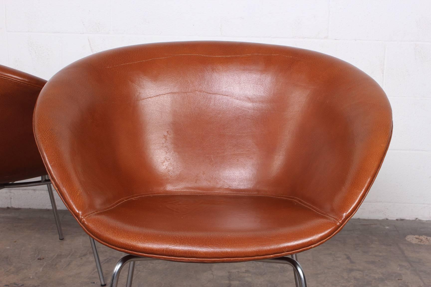 Arne Jacobsen Pot Chairs in Original Leather 6
