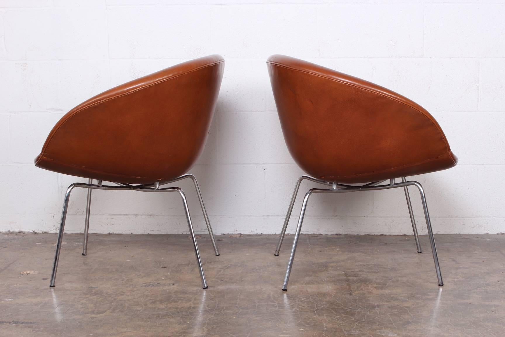Arne Jacobsen pot chairs, model 3318, 1959. 
Original leather. Several available.



 