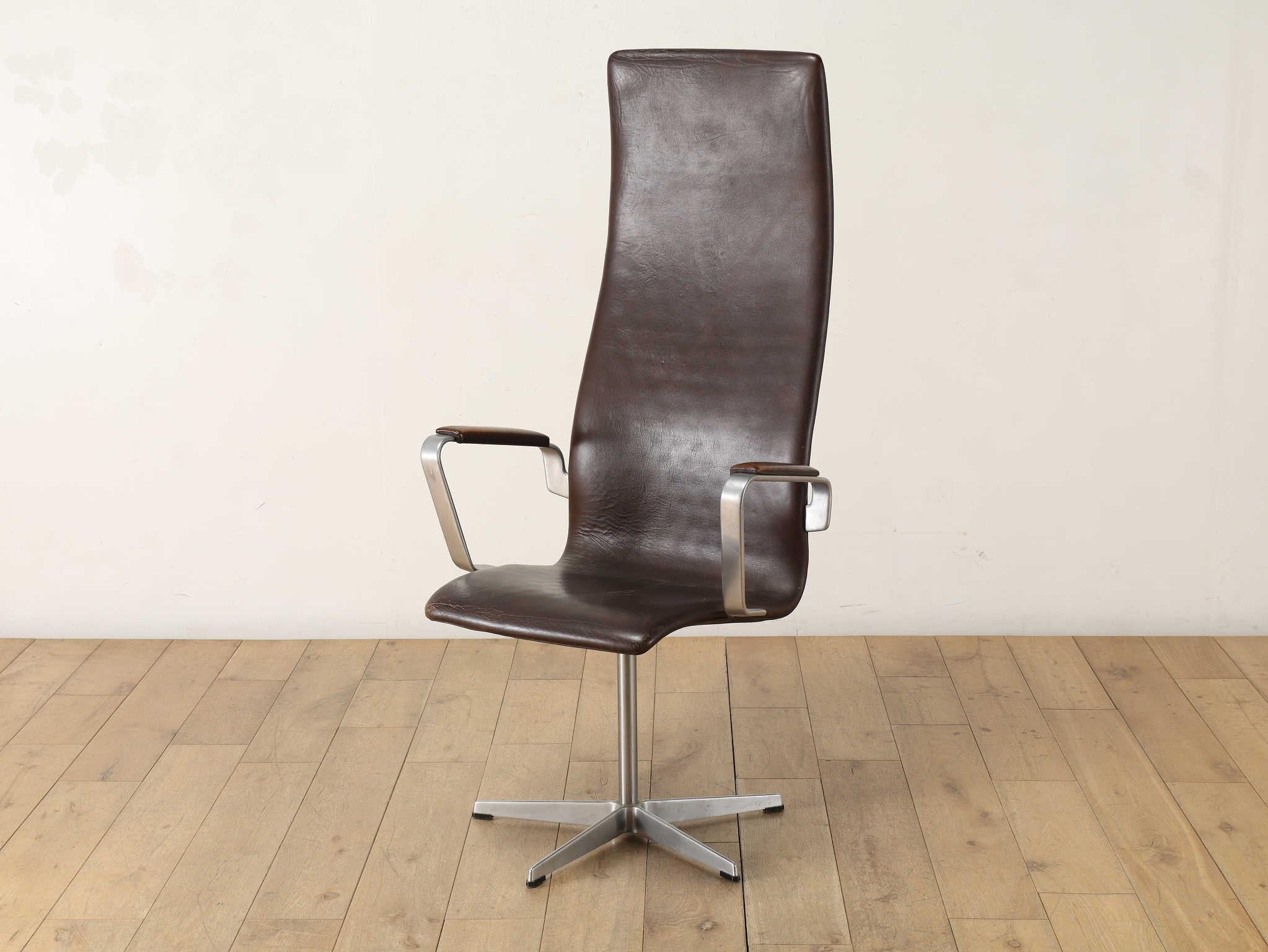 Disegnata nel 1965 dal maestro del design danese Arne Jacobsen, la Oxford Chair fu originariamente creata per la sala da pranzo dei professori del St. Catherine's College dell'Università di Oxford. Questo pezzo è una delle opere più sofisticate di