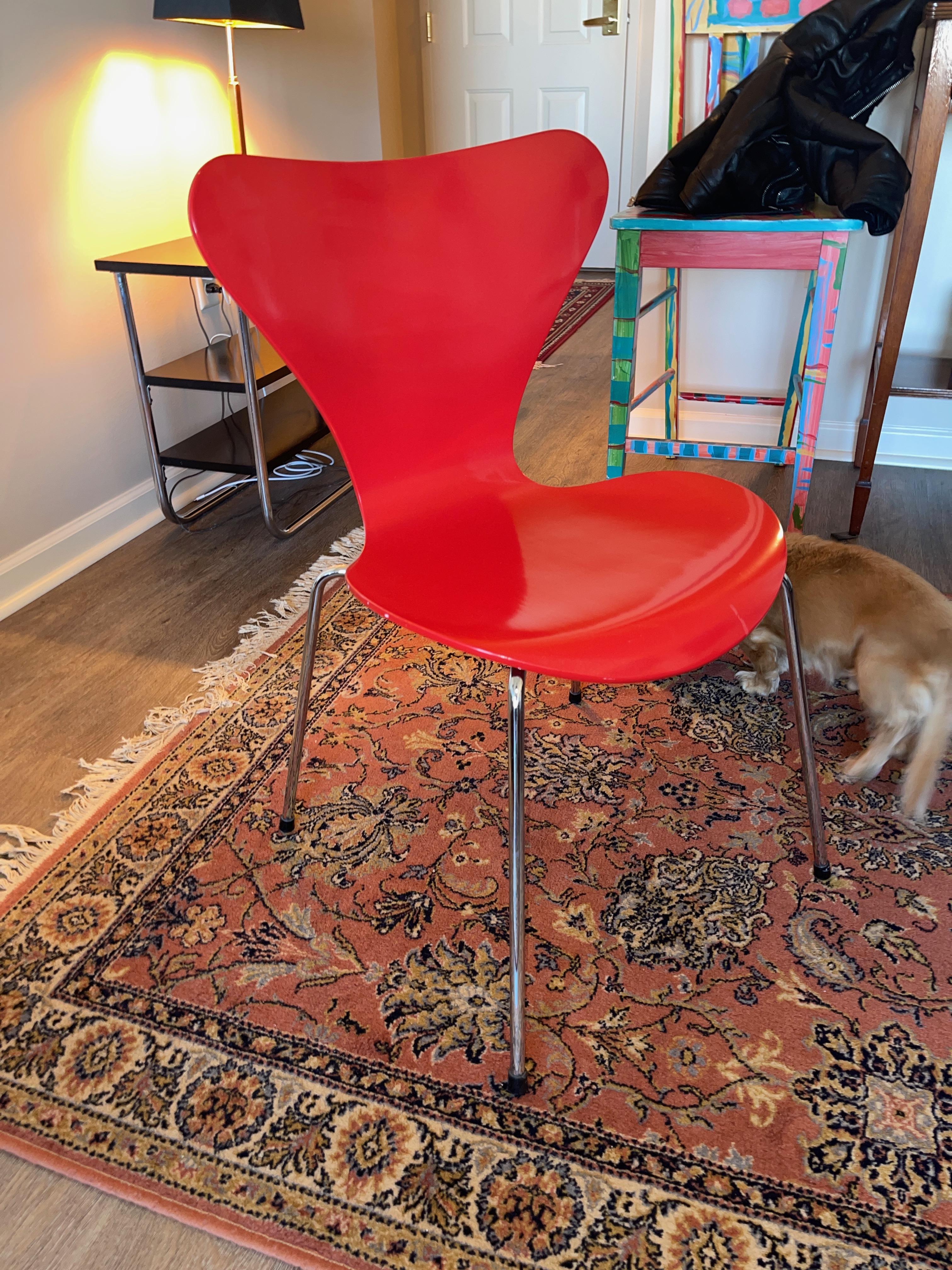 Sedia a farfalla 3107 rossa di Arne Jacobsen per Fritz Hansen con gambe cromate. Design originale del 1955. Questa edizione è stata prodotta in Danimarca nel 1995. Molto pulito.